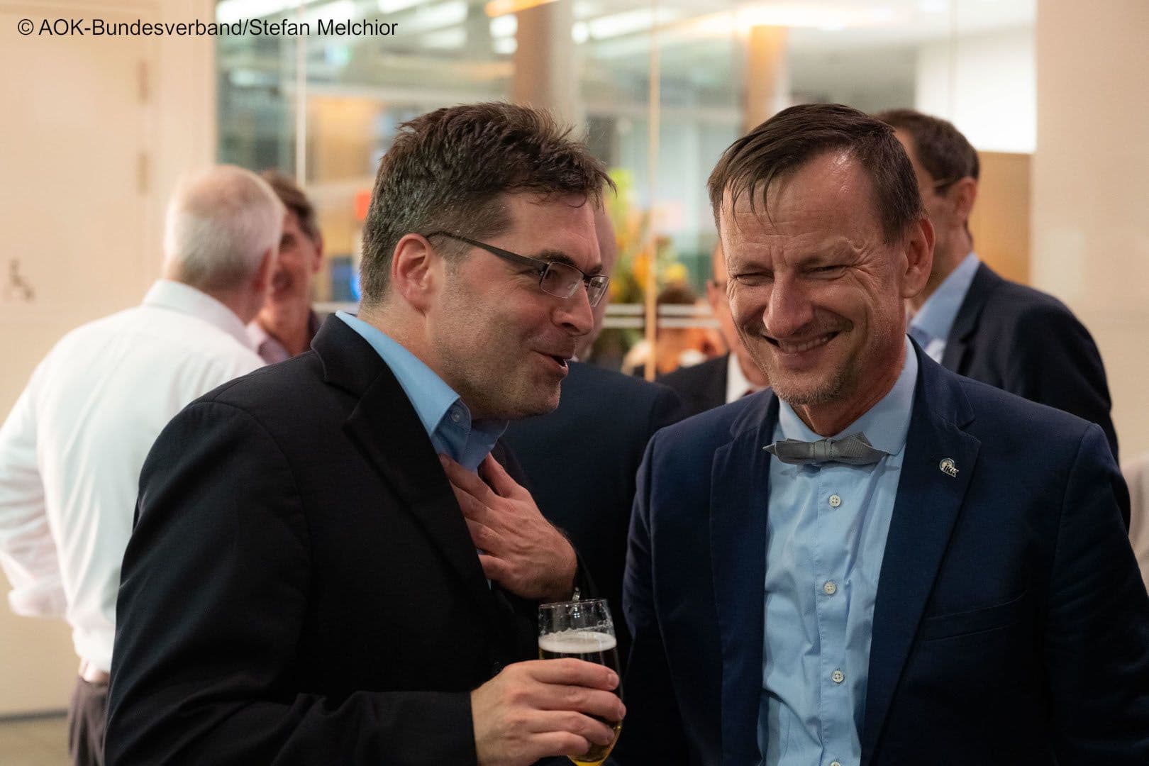 Amüsieren sich sehr: Johannes Wörn (BMG) mit Jürgen Hohnl (IKK e.V.) (r.)