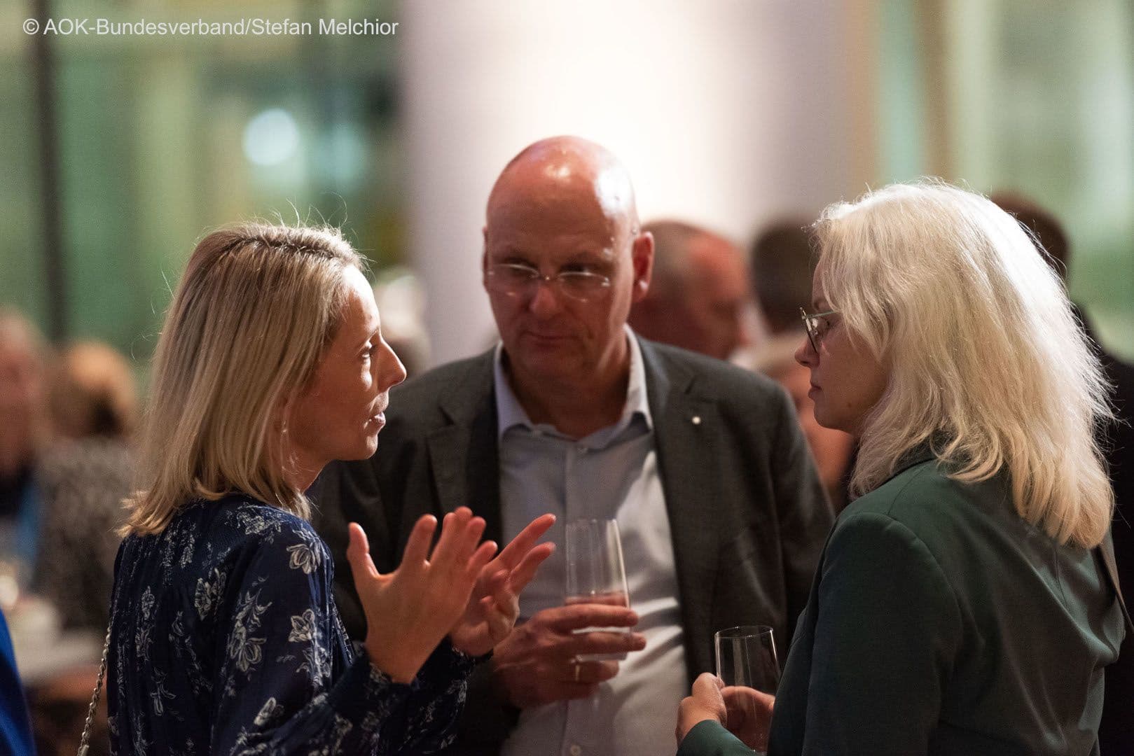 Was mag Stefanie Stoff-Ahnis (GKV-SV) (l.)  Kirsten Kappert-Gonther MdB (Grüne) (r.) wohl klarmachen? Jens Martin Hoyer (AOK-Bundesverband) hört zu.