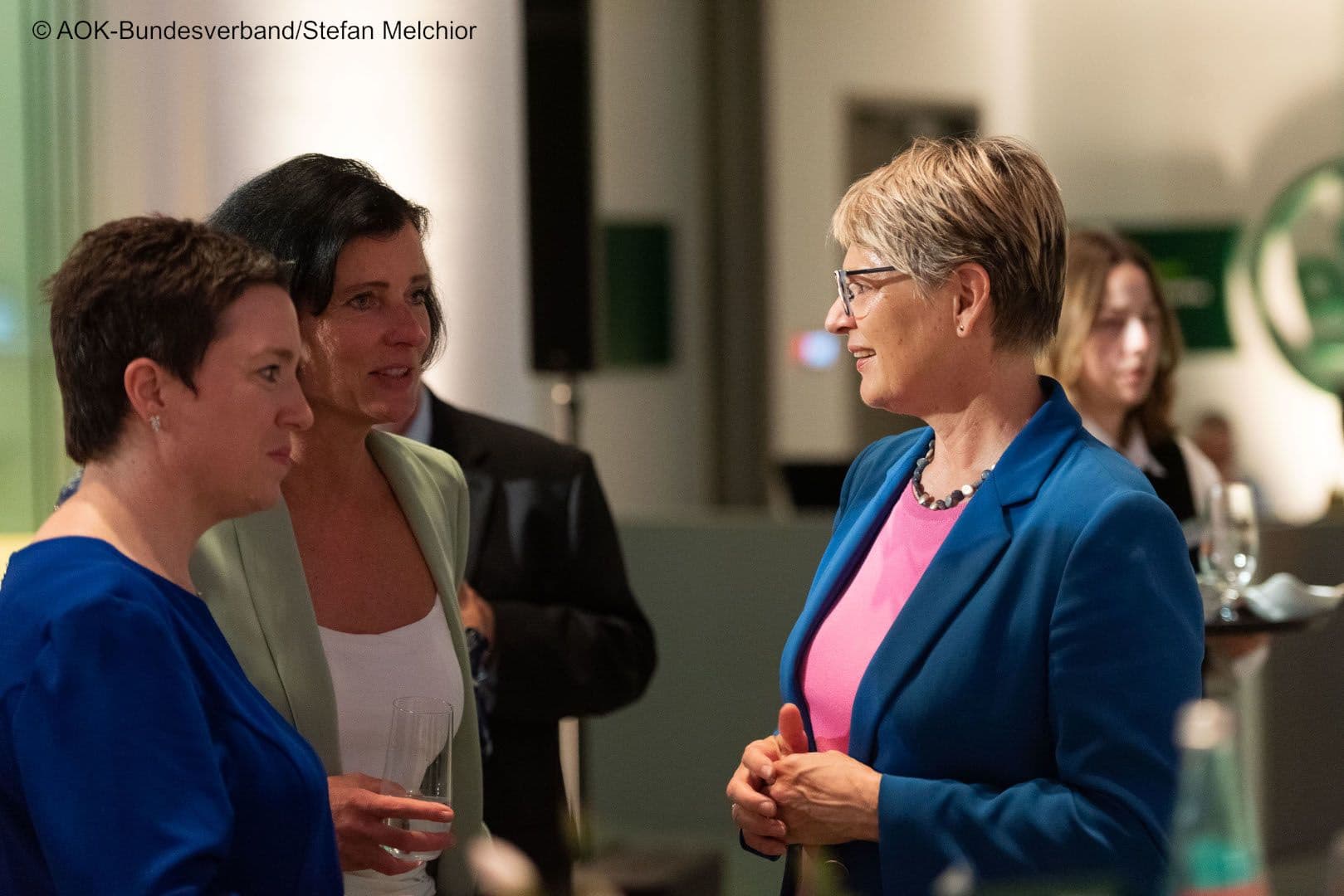 Susanne Wagenmann (AOK-Bundesverband) mit Daniela Teichert (AOK-Nordost) und Gundula Roßbach (DRV) (v.l.n.r.)