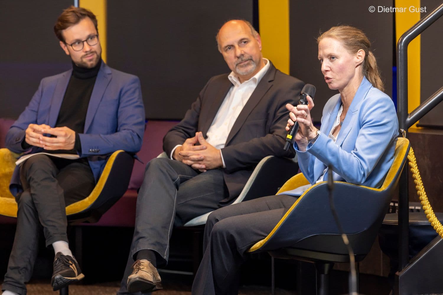 Erklärt das Thema aus ihrer Sicht: Kerstin Blum (Gesunde Erde – Gesunde Menschen); daneben Johannes Wagner MdB (Grüne) (l.) und Gerald Huber (DiHeSys)