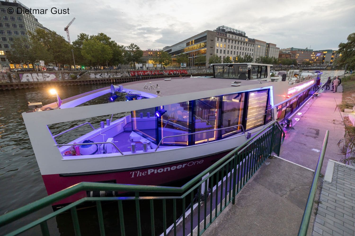 Anlässlich ihres 30-jährigen Jubiläums lädt die BKK VBU auf der Pioneer zu zwei Fahrten auf der Spree ein.