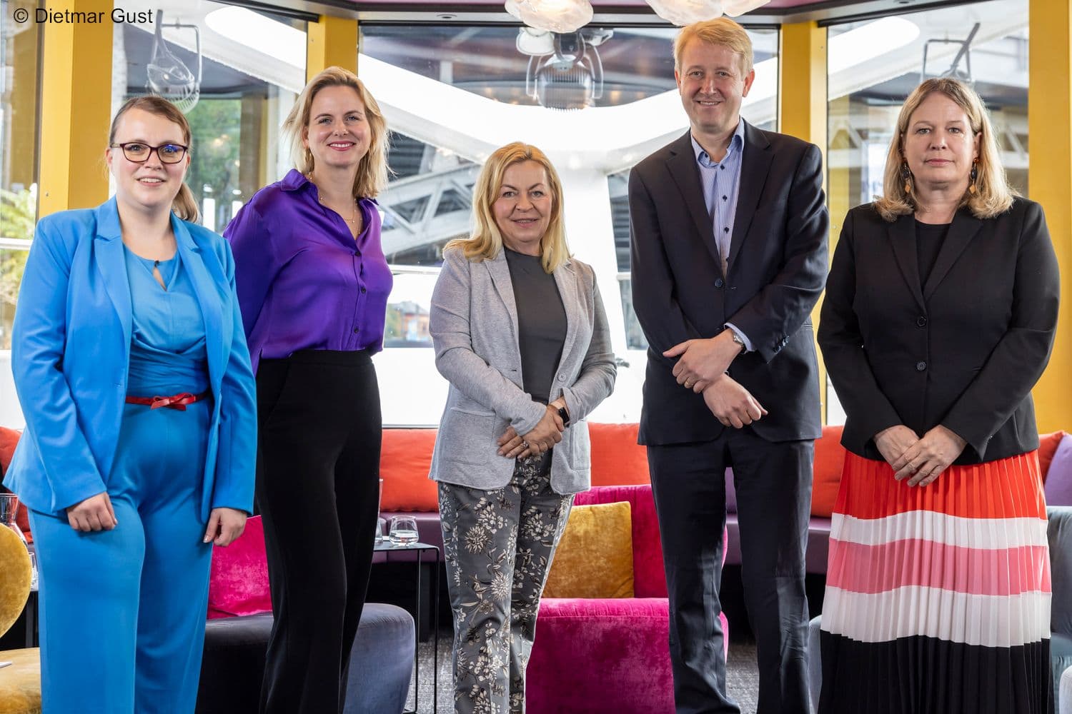 Die Runde am Mittag: Moderatorin Rebecca Beerheide (Ärzteblatt), Franzi von Kempis (Charta der Vielfalt), Andrea Galle (BKK VBU), Christian Berg (AllBright Stiftung), Staatssekretärin Antje Draheim (BMG) (v.l.n.r.)