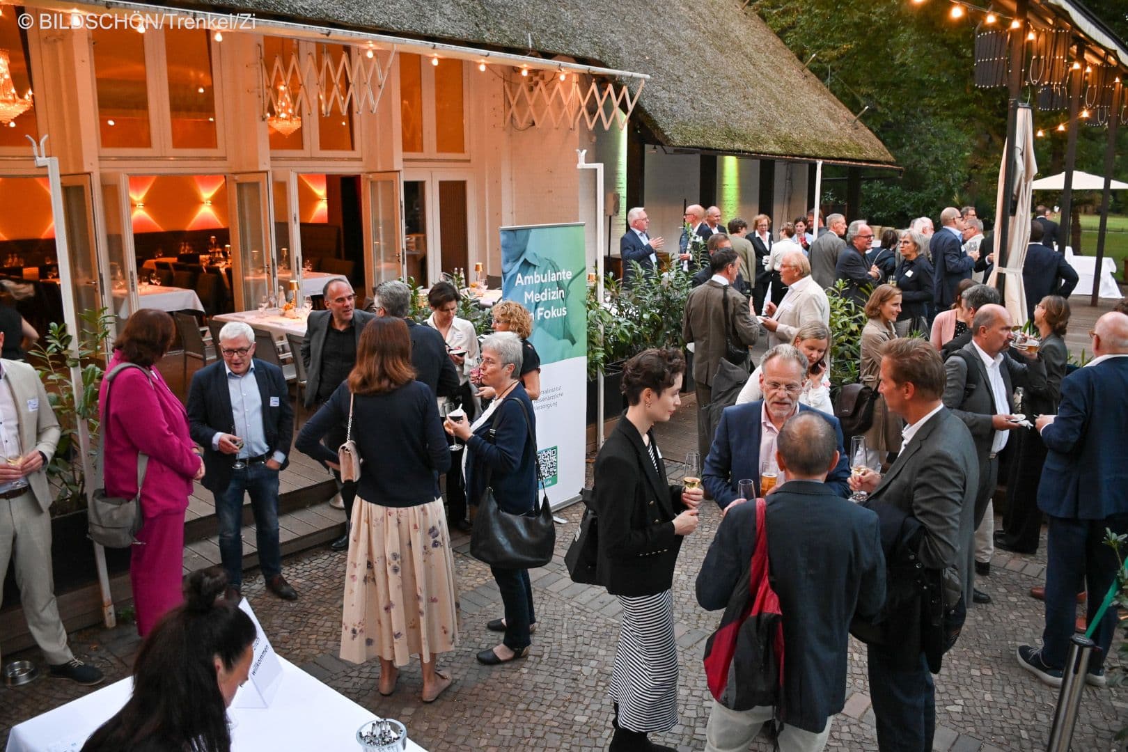 Die 50-Jahr-Feier des Zi feiern die Gäste im Teehaus im Englischen Garten in Berlin.