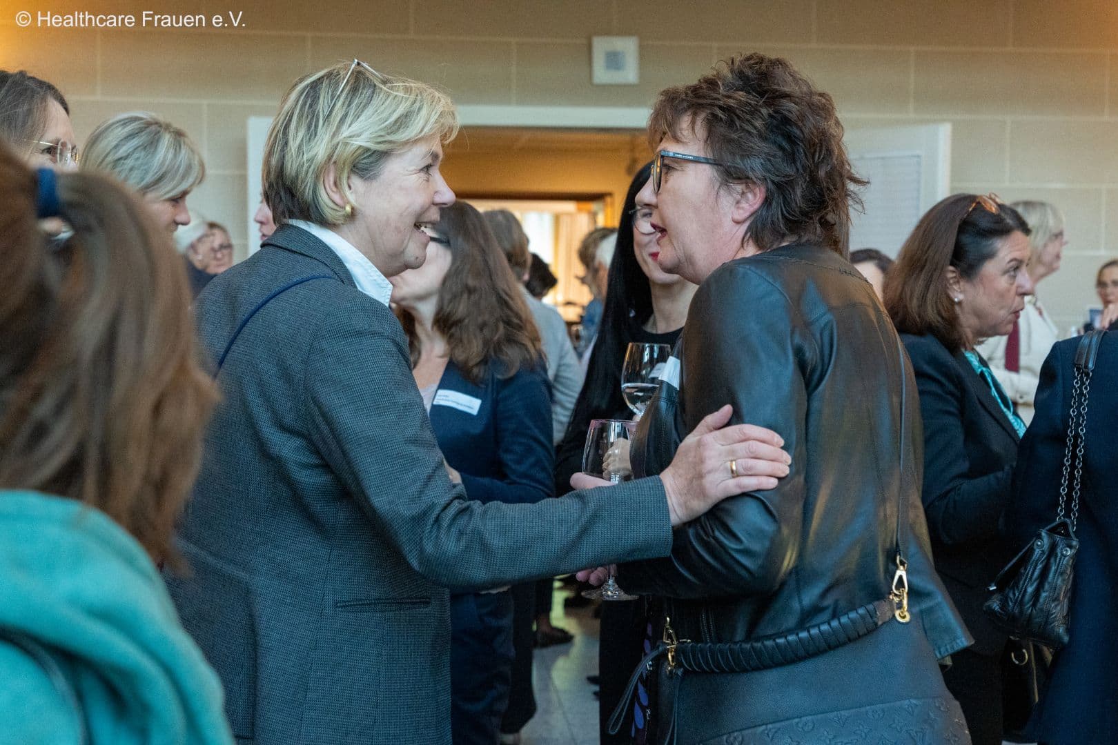 Sabine Skwara (GSK) (l.) begrüßt Simone Ahlvers (Daiichi Sankyo)