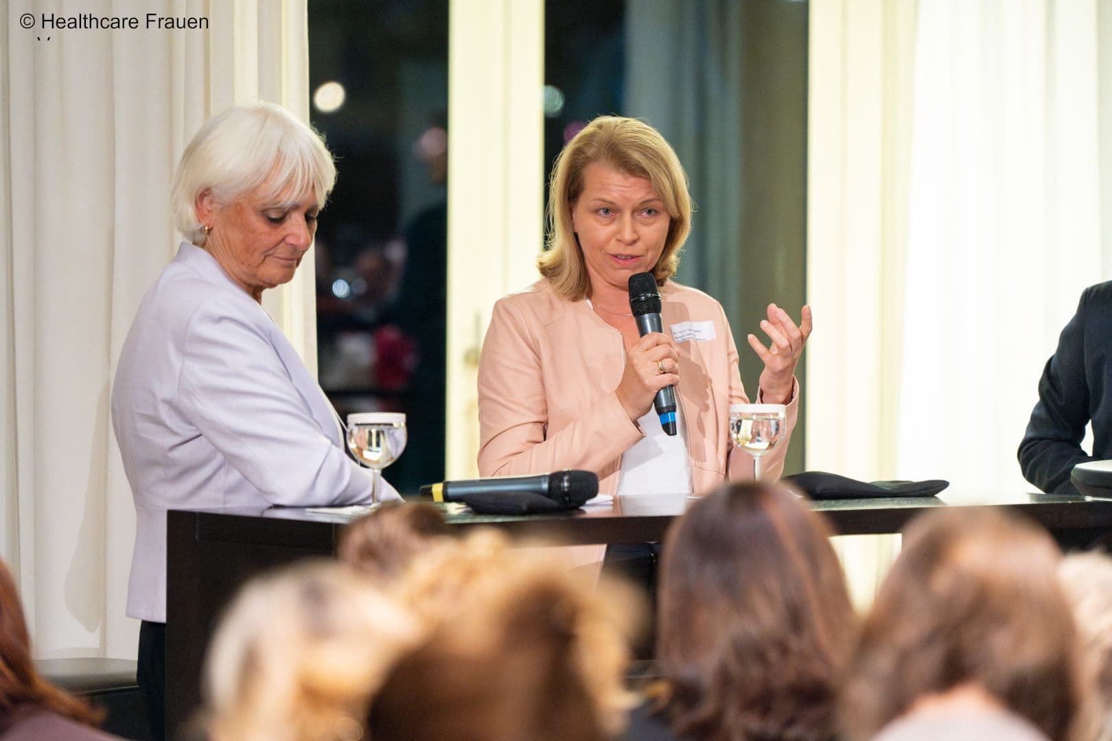 Ute Seeland (Charité) (r.) bei ihrem Statement, daneben Christiane Groß (Deutscher Ärztinnenbund)