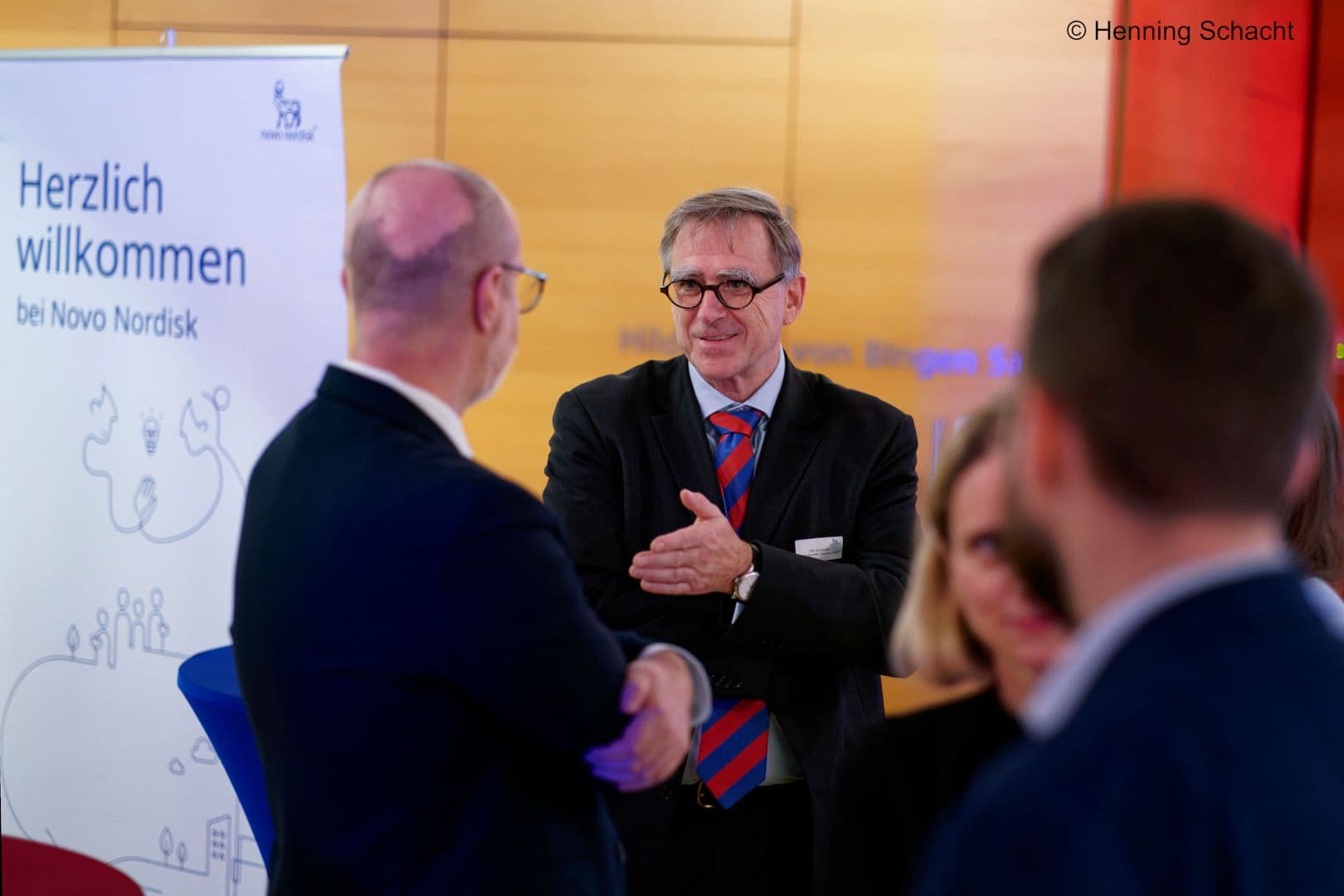 Udo Schauder (Novo Nordisk) (r.) im Gespräch mit Niels Reith (GVG)