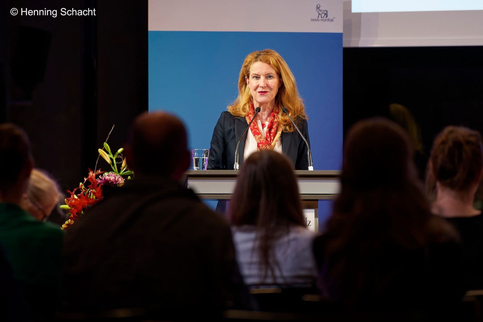 Staatssekretärin Heike Raab, Bevollmächtigte des Landes Rheinland-Pfalz, begrüßt die Gäste des parlamentarischen Abends von Novo Nordisk in ihrer Landesvertretung.