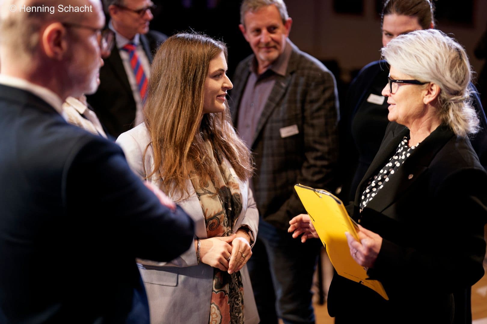 Pia Vornolzt (Novo Nordisk) (l.) mit Simone Borchardt MdB (CDU)