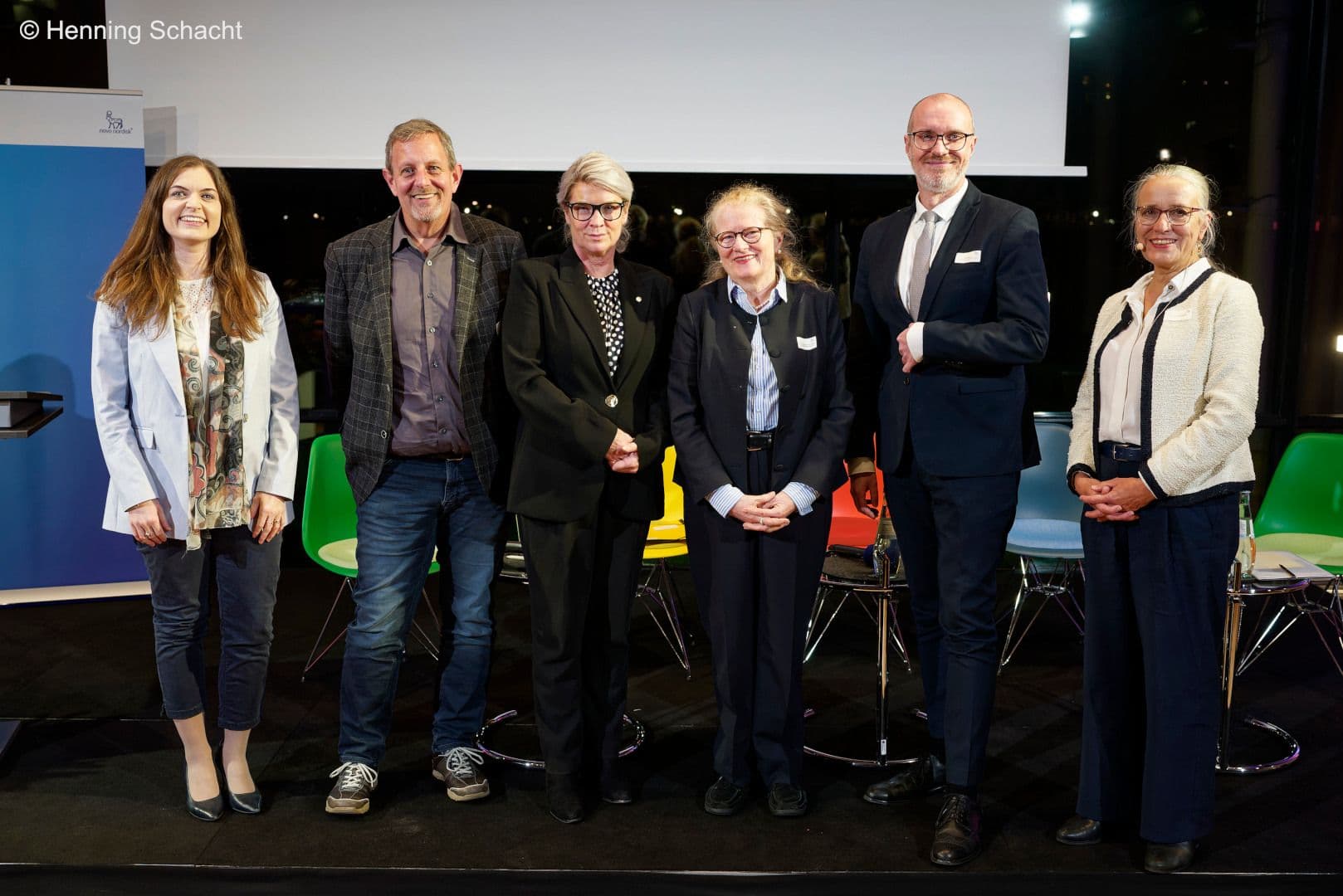 Die Protagonisten des parlamentarischen Abends von Novo Nordisk in der Landesvertretung Rheinland-Pfalz: Pia Vornholt (Novo Nordisk), Michael Wirtz (Adipositashilfe Deutschland), Simone Borchardt MdB (CDU), Elisabeth Steinhagen-Thiessen (Friede Springer Cardiovascular Prevention Center), Niels Reith (GVG) und Moderatorin Martina Kloepfer (v.l.n.r.)