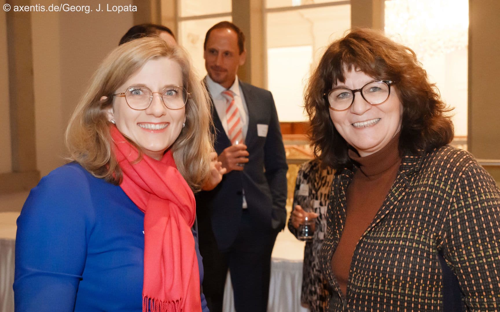 Lachen bitte: Kristine Lütke MdB (FDP) (l.) und Martina Stamm-Fibich MdB (SPD)