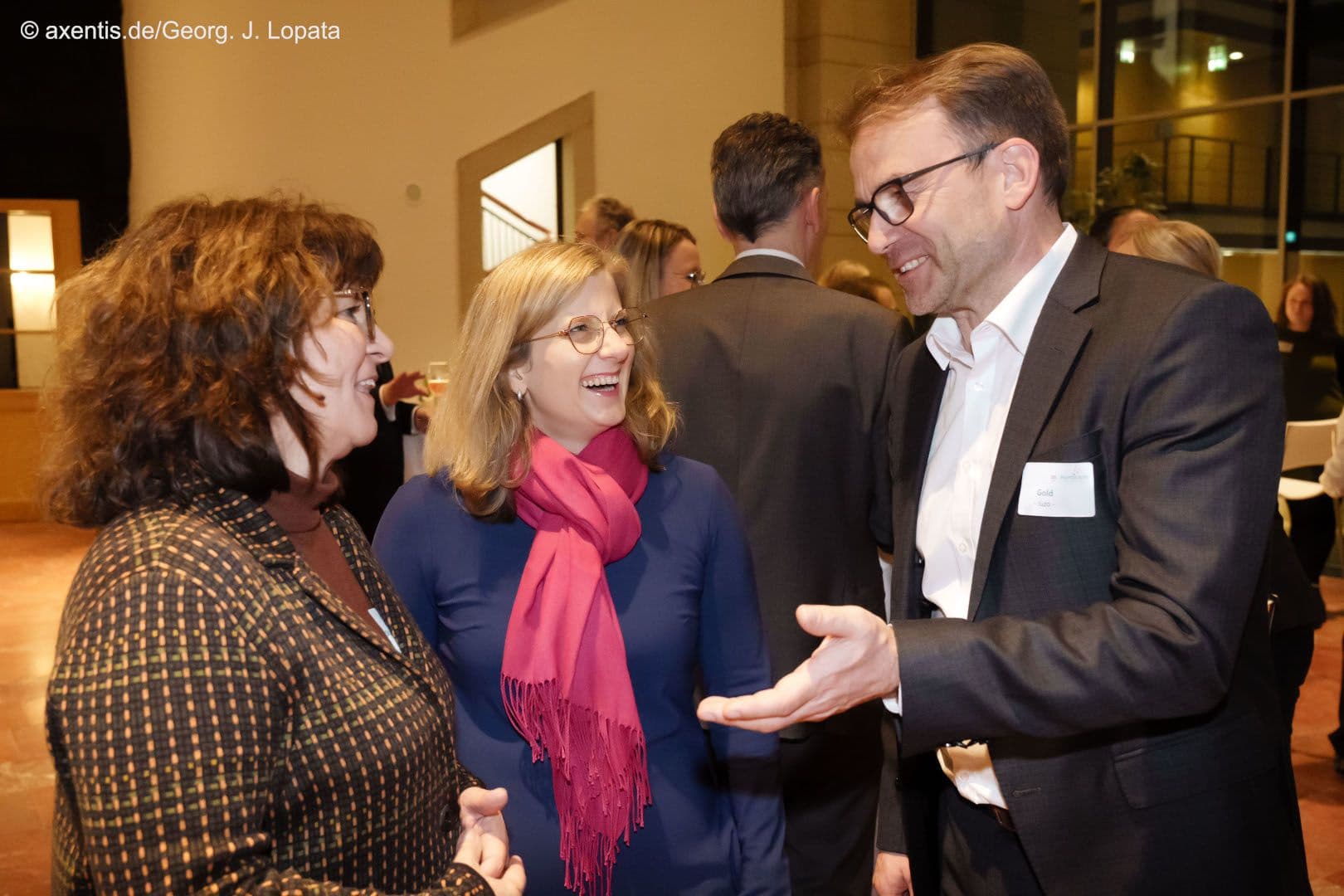Jürgen Gold (eurocom) amüsiert Kristine Lütke MdB (FDP) und Martina Stamm-Fibich MdB (SPD) (v.r.n.l.)