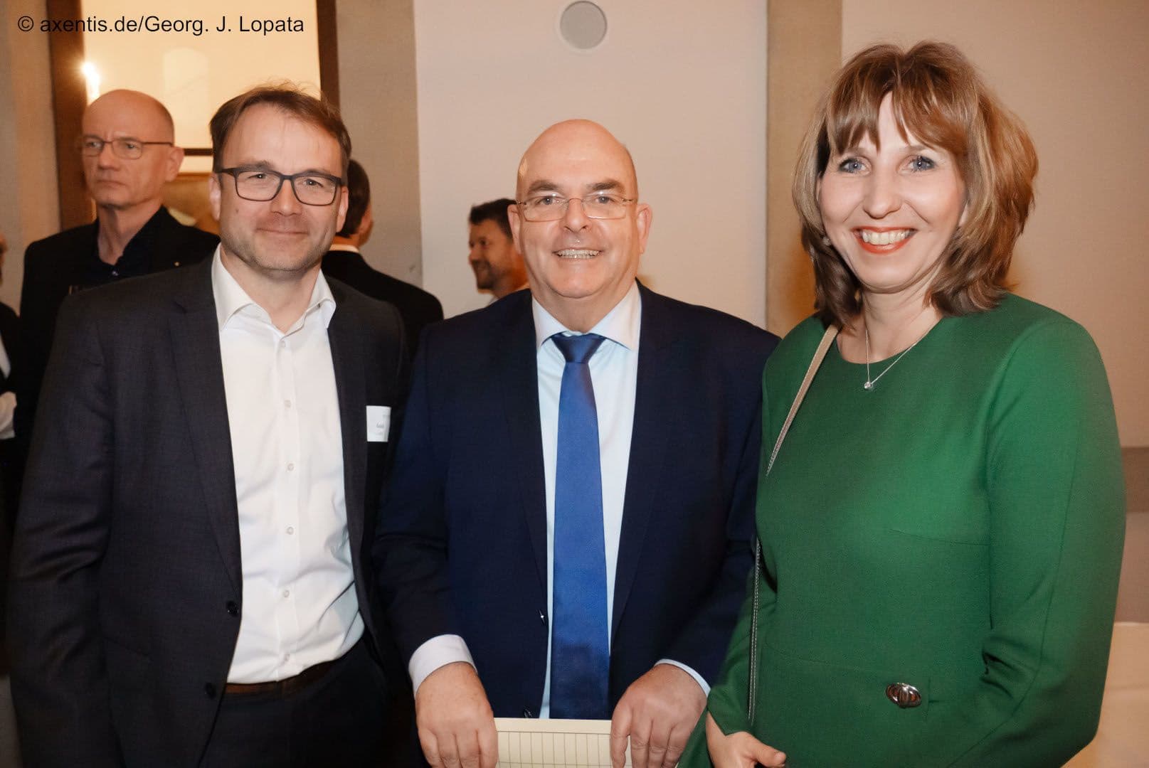 Der parlamentarische BMG-Staatssekretär Edgar Franke (M.) umringt von Jürgen Gold und Oda Hagemeister (beide eurocom).