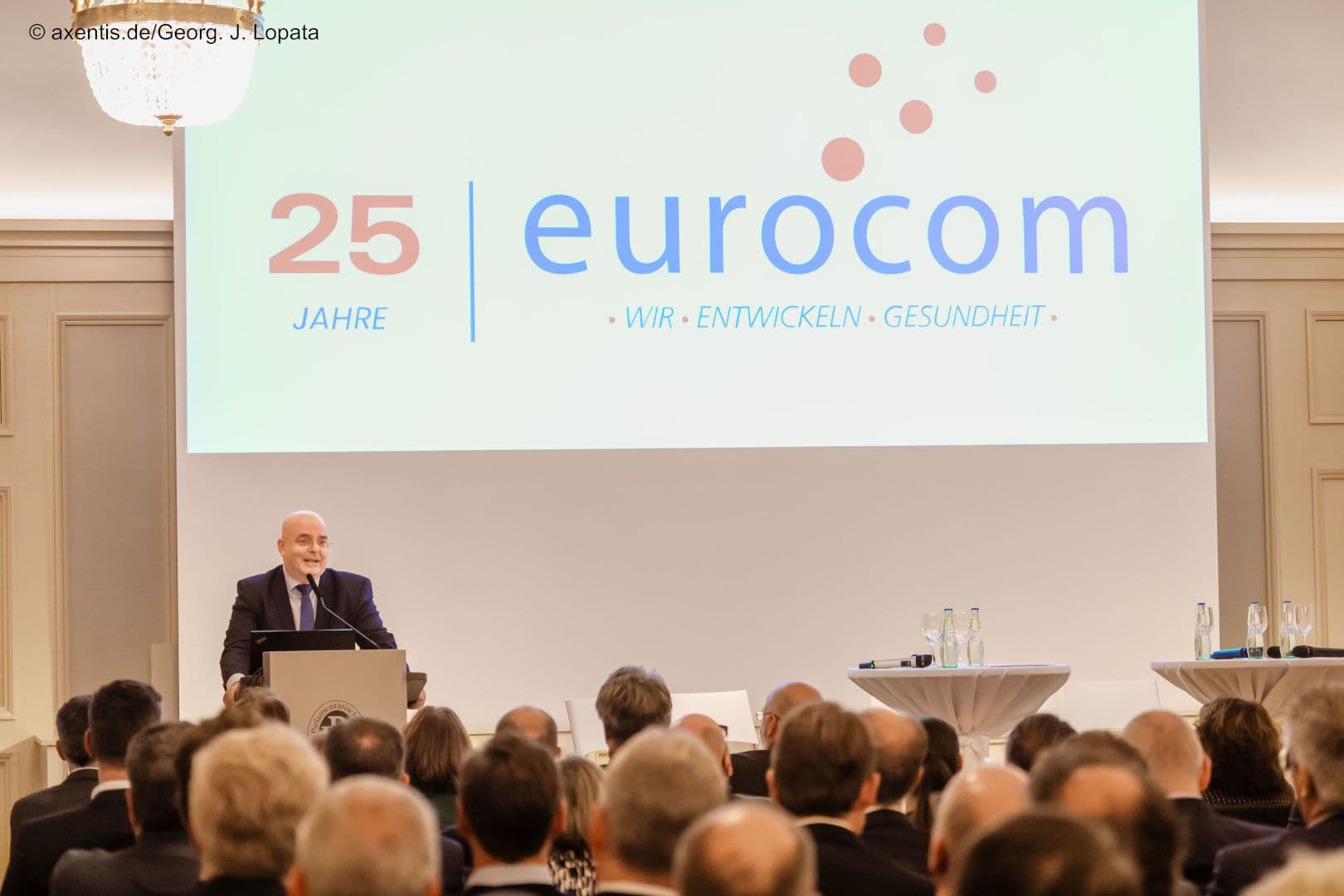 Gastredner Edgar Franke, parlamentarischer Staatssekretär im BMG, lobt die 25-jährige Arbeit von eurocom.