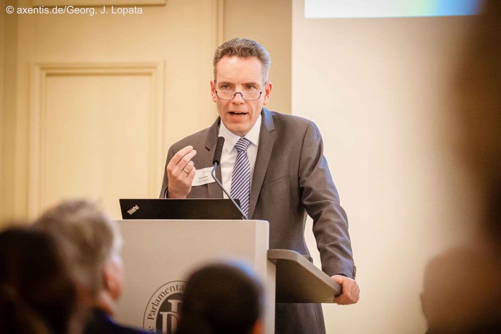 Michael Sommer (Allensbach-Institut) präsentiert eine aktuelle Untersuchung über die Nutzung von Hilfsmitteln.