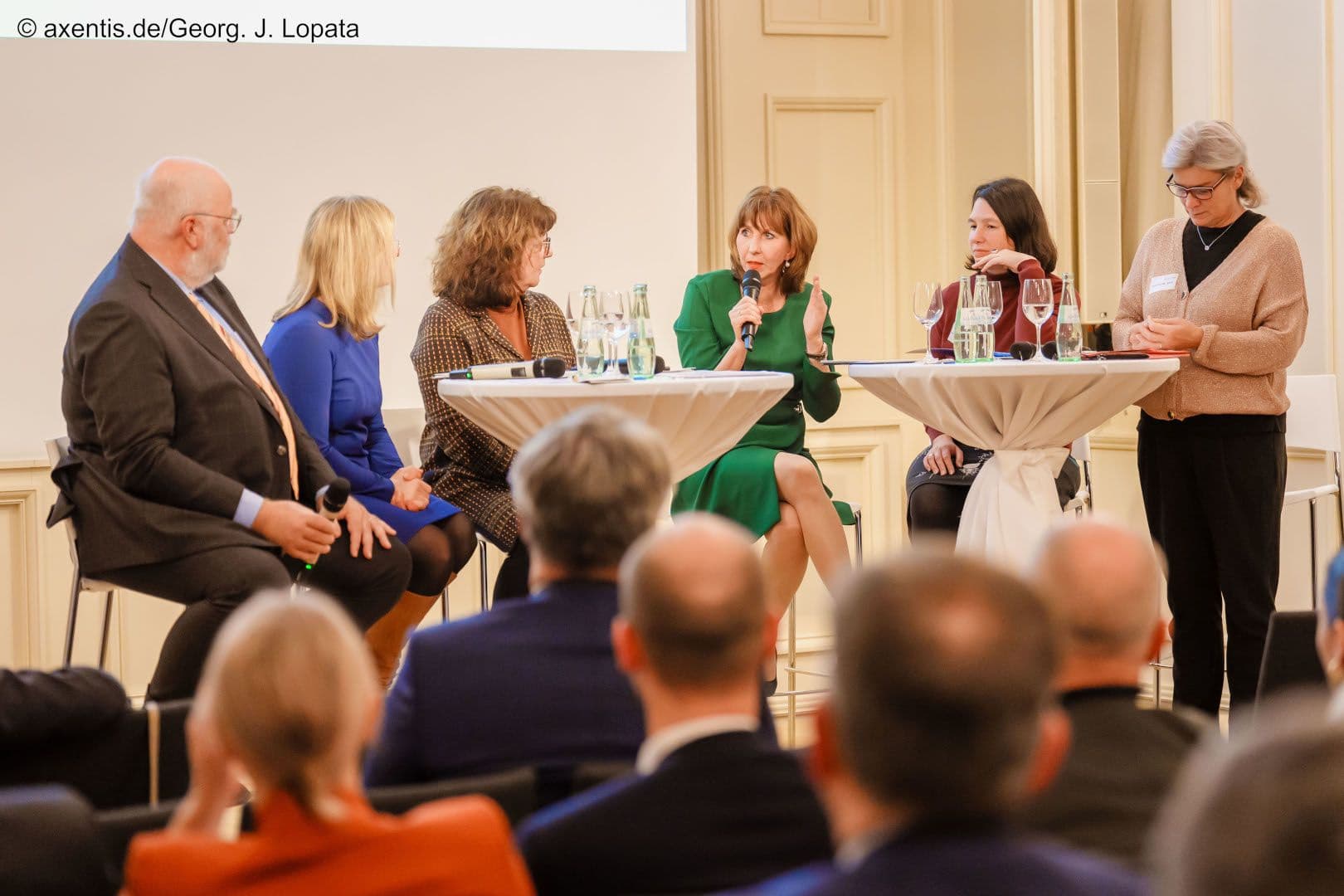 Frauen diskutieren, Mann moderiert: Albrecht Klöpfer, Kristine Lütke MdB (FDP), Martina Stamm-Fibich MdB (SPD), Oda Hagemeier (eurocom), Linda Heitmann MdB (Grüne), Simone Borchardt MdB (CDU) (v.l.n.r.)