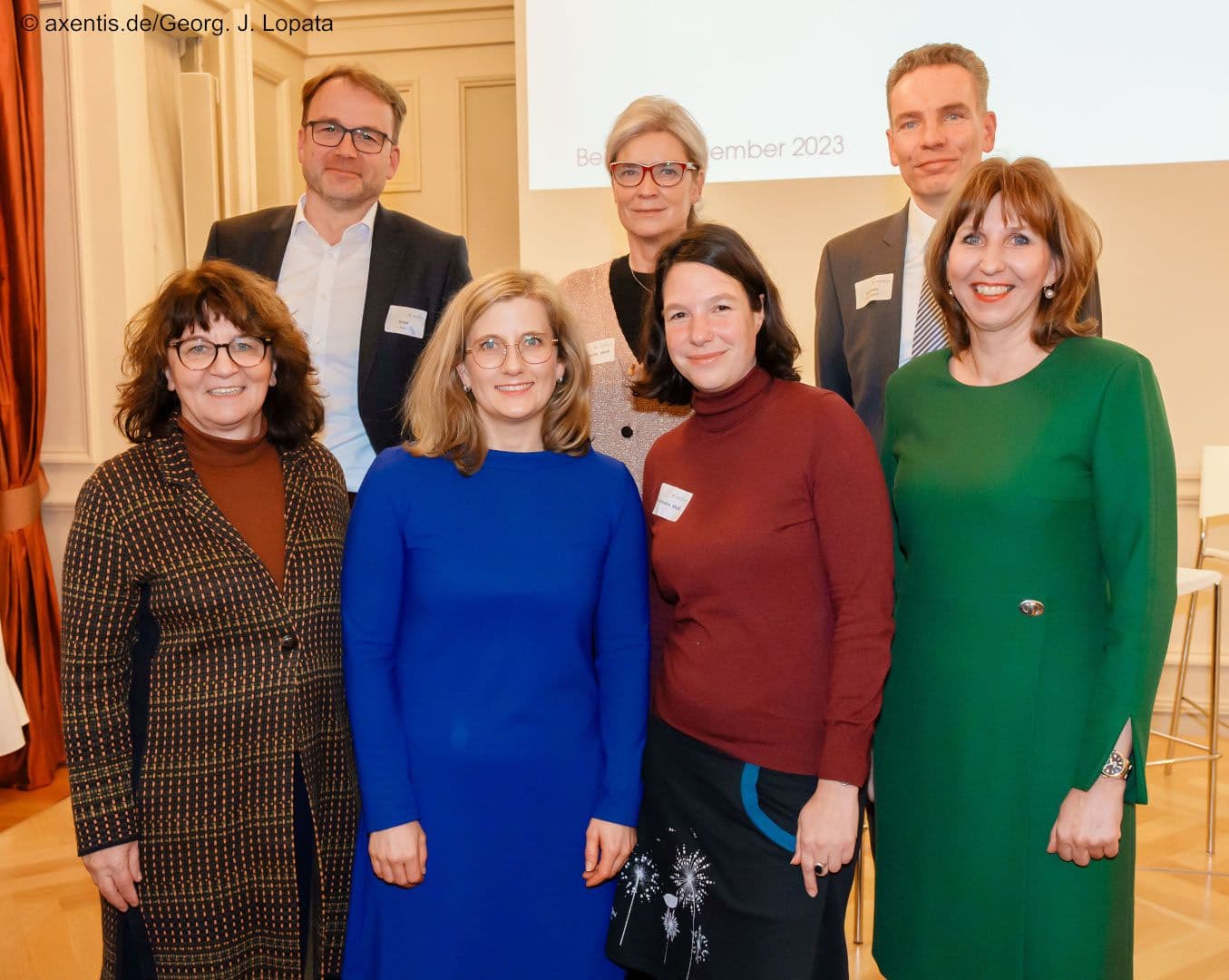 Sie bestreiten den parlamentarischen Abend von eurocom: Martina Stamm-Fibich MdB (SPD), Jürgen Gold (eurocom), Kristine Lütke MdB (FDP), Simone Borchardt MdB (CDU), Linda Heitmann MdB (Grüne), Michael Sommer (Allensbach-Institut), Oda Hagemeier (eurocom). (v.ln.r.)