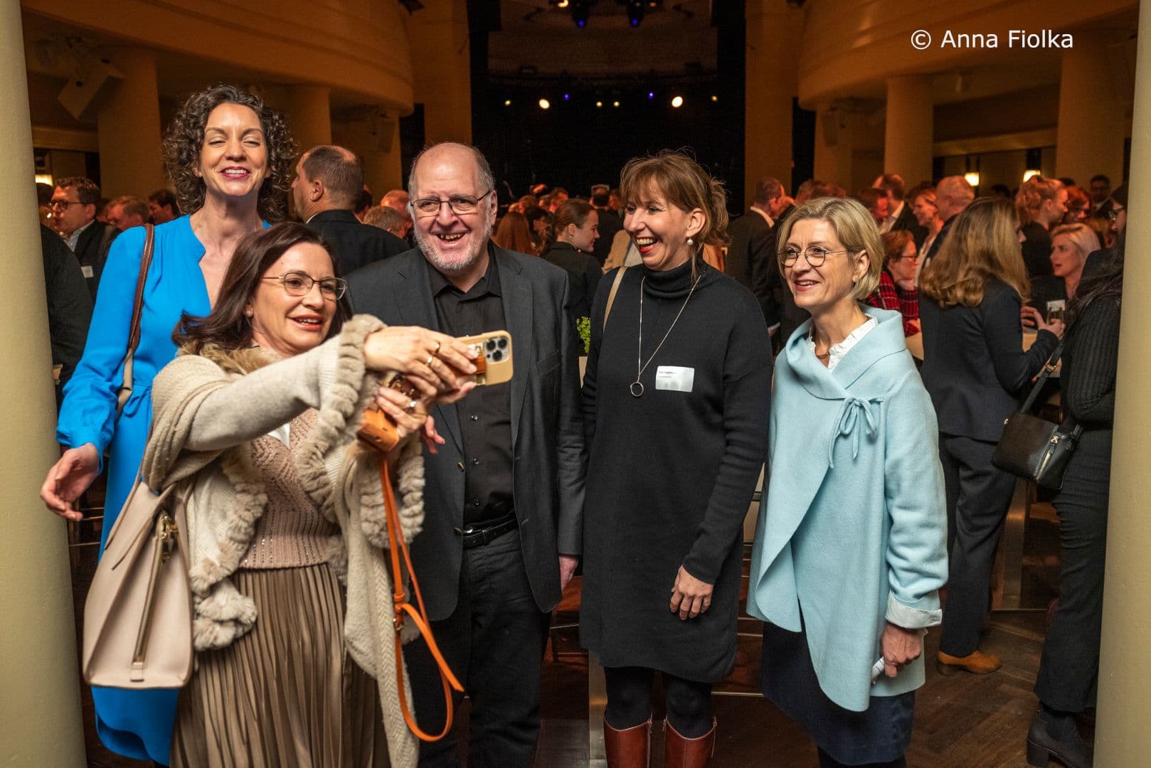 Bitte lächeln beim parlamentarischen Abend des BKK Dachverbandes im Metropol:  Nicola Buhlinger-Göpfarth (Hausärztinnen- und Hausärzteverband), Rosemarie Wehner (Bertelsmann Stiftung), Franz Knieps (BKK Dachverband), Oda Hagemeier (eurocom), Anne-Kathrin Klemm (BKK Dachverband) (v.l.n.r.)