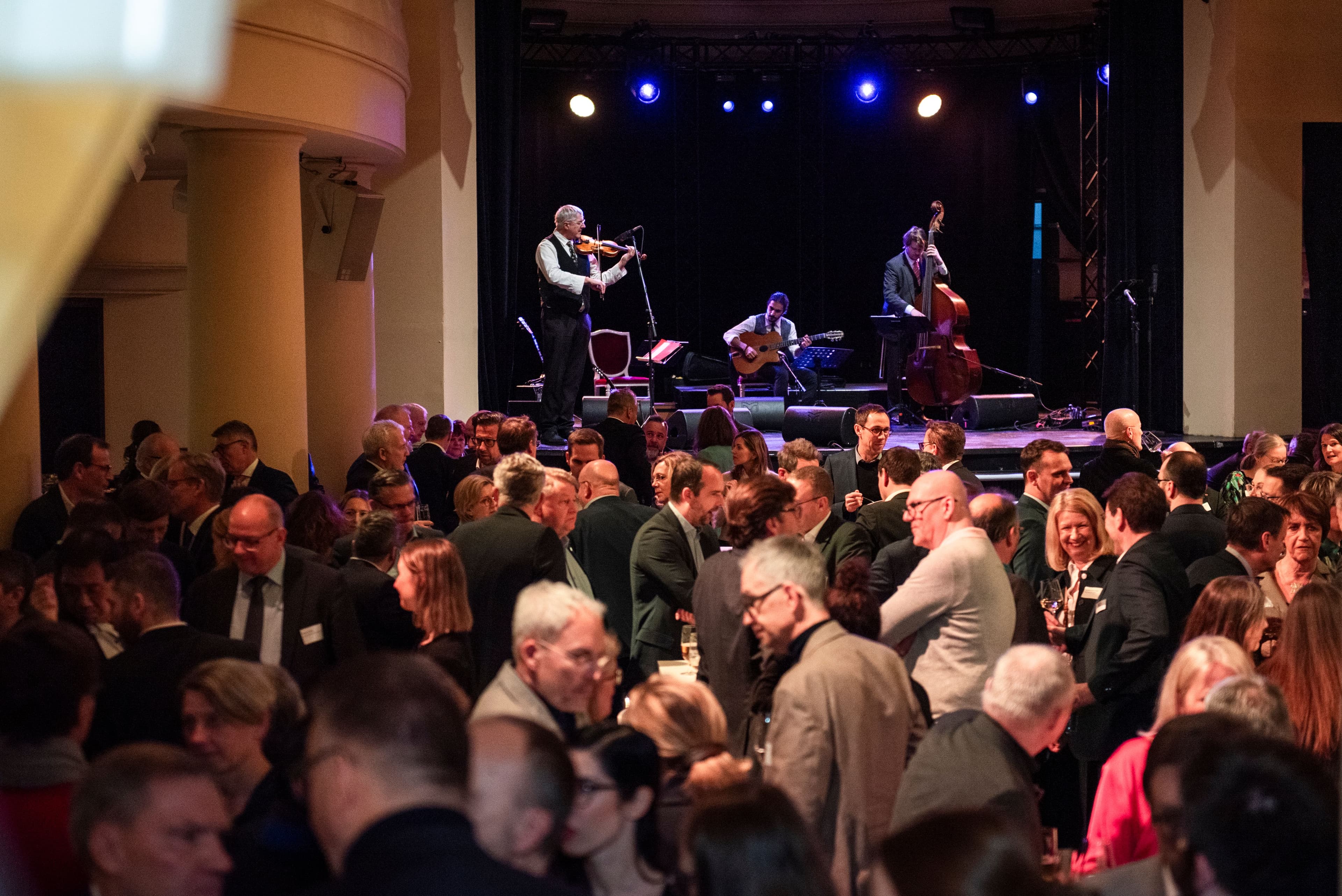 „Viola Con Padrinos“ spielen für die Gäste im Metropol.