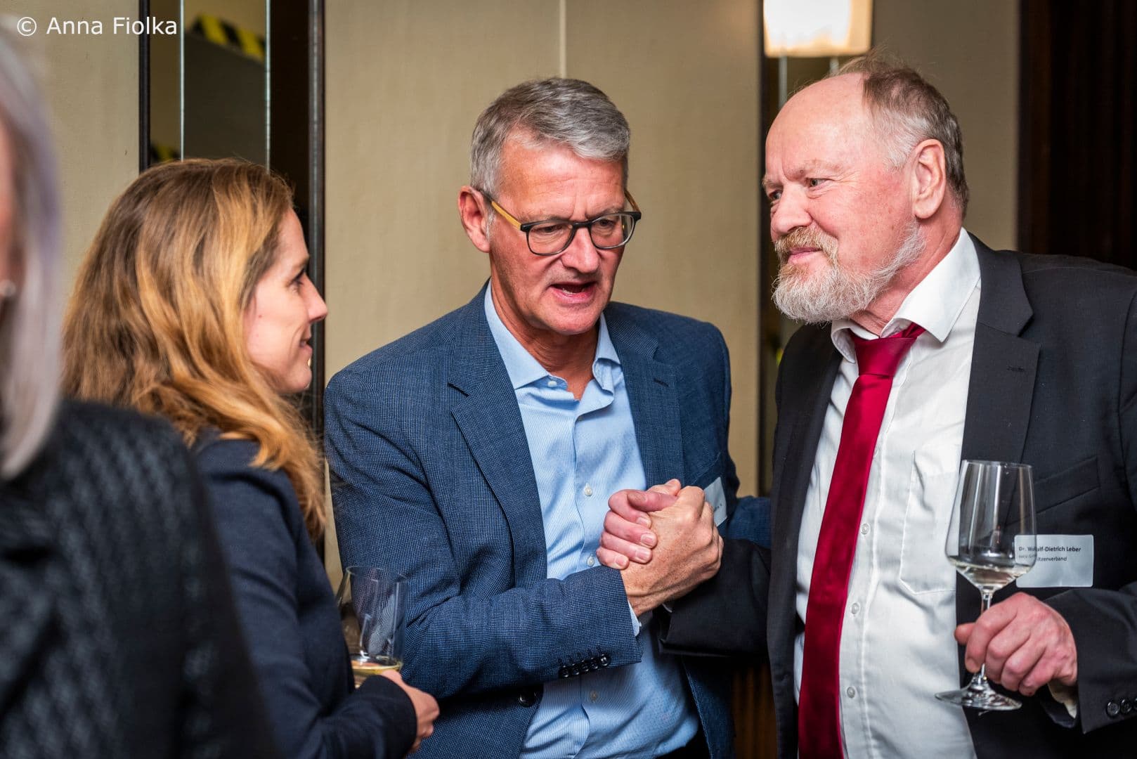 Zwei Männer, die sich augenscheinlich verstehen: Gerald Gaß (DKG) (M.) und Wulf-Dietrich Leber (GKV-Spitzenverband) mit Gisela Quadflieg (Philips GmbH).