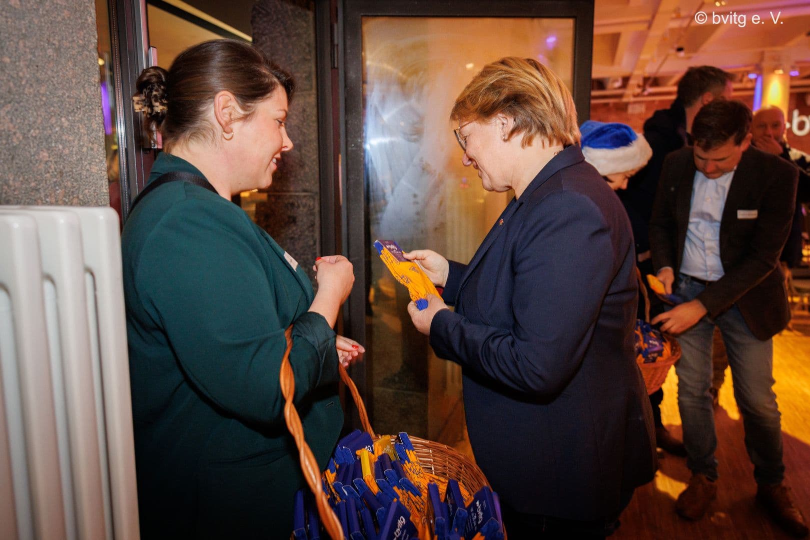 Warme Socken für den Weihnachtsmarkt: Luise Redders (bvitg) (l.) und Sylvia Thun (Charité)
