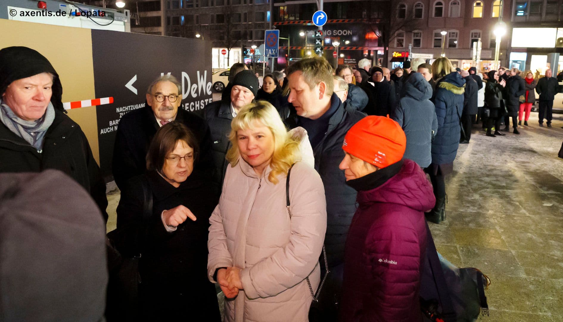 Brandenburgs Gesundheitsministerin Ursula Nonnenmacher (Grüne) (l.) kann überall die gesundheitspolitischen Themen besprechen.
