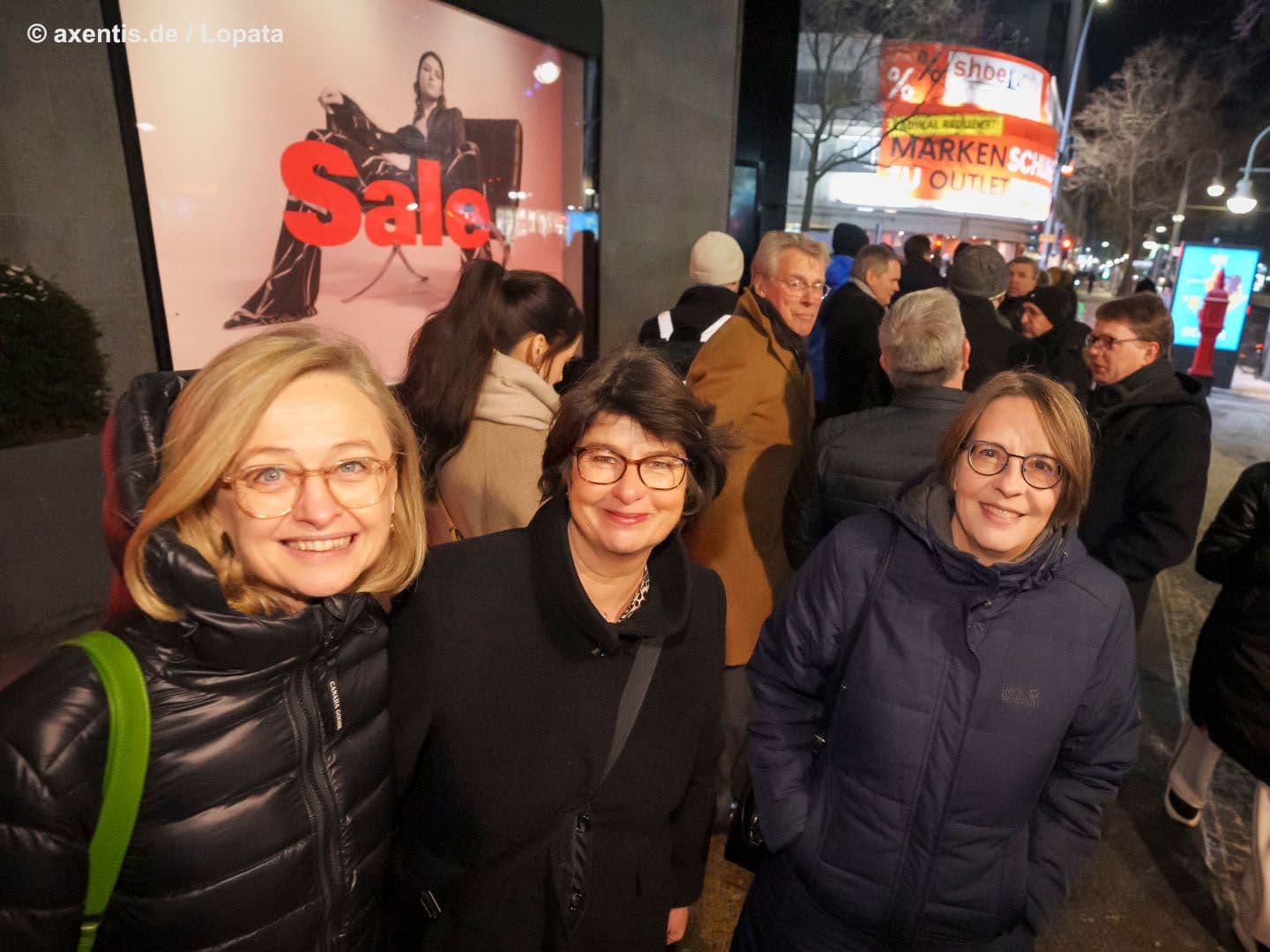 Lächeln bei minus ein Grad ist kein Problem für Elfi Schmidt-Garrecht (KZBV) (l.) und Antje Kapinsky (vdek) (2.v.l.)
