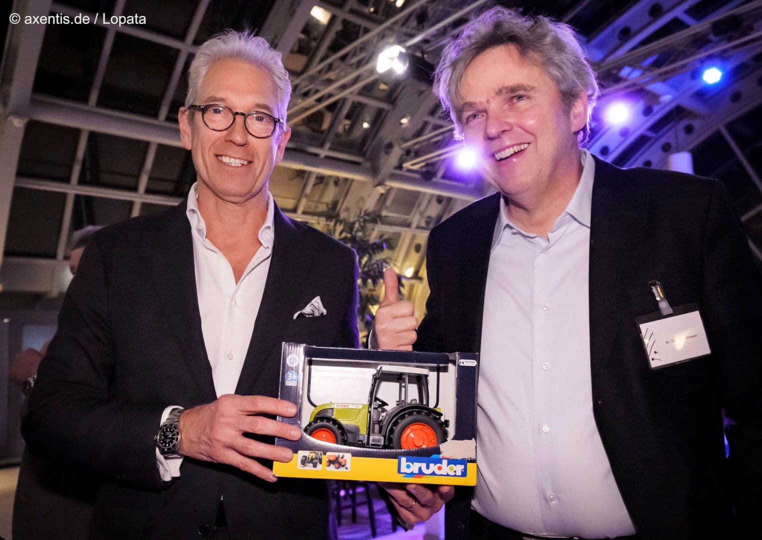 Der Bauernprotest erreicht Andreas Gassen (KBV) (l.) als Geschenk des niedergelassenen Arztes Thomas Aßmann.
