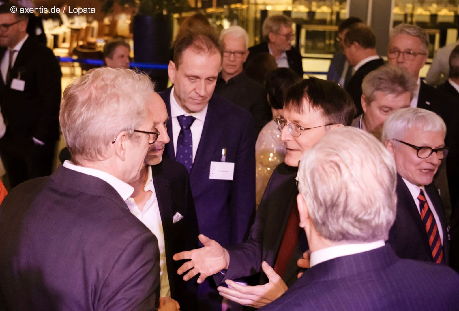 Einreden auf die Ärzteschaft von Bundesgesundheitsminister Lauterbach (2.v.r.) auf Andreas Gassen (l.) und Stefan Hofmeister (2.v.l.) (beide KBV)