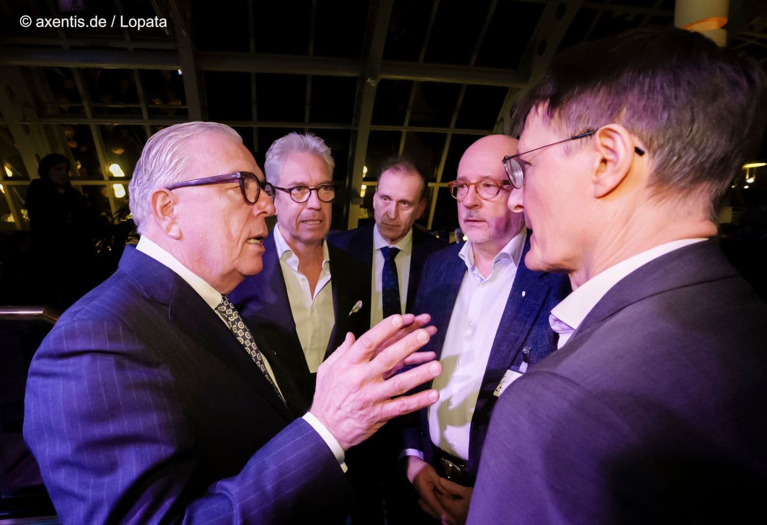 Ein ernstes Gespräch mit Bundesgesundheitsminister Lauterbach (r.) führt Klaus Reinhardt (BÄK); mit dabei Andreas Gassen (KBV), Jan Löhler (HNO-Berufsverband), Dirk Heinrich (Virchow-Bund) (v.l.n.r.)