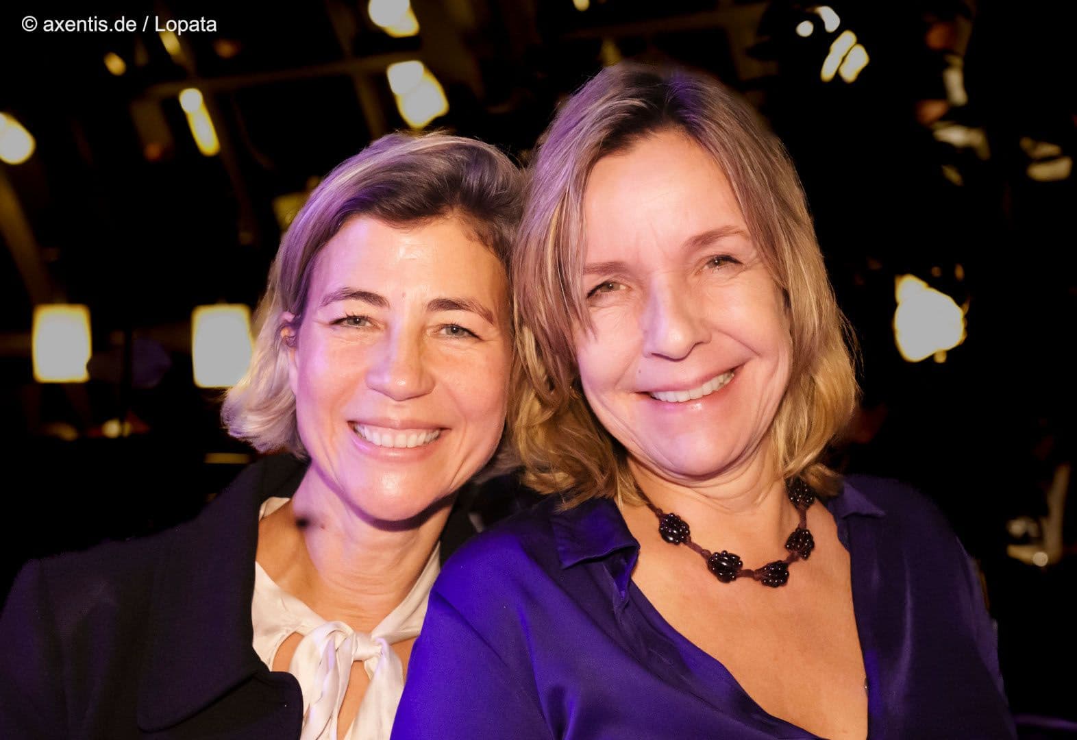 Auch im Gesundheitswesen kann es echte Freundschaft geben: Corina Glorius (SHV) (l.), Catherina Pieroth MdA (Grüne).