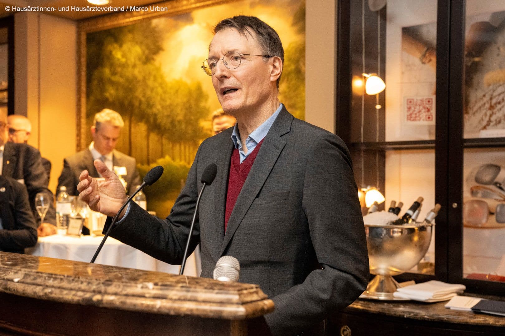 Heimspiel für Bundesgesundheitsminister Karl Lauterbach mit großen Geschenken für die Hausärzte