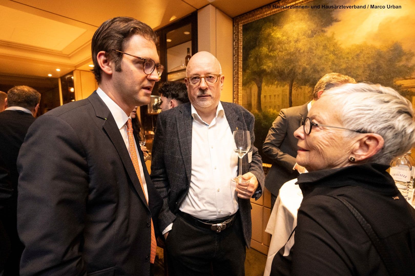 Stephan Pilsinger MdB (CSU) im Gespräch mit Ellen Lundershausen (Bundesärztekammer). Dirk Heinrich (Virchowbund) (M.) ist in Gedanken versunken.