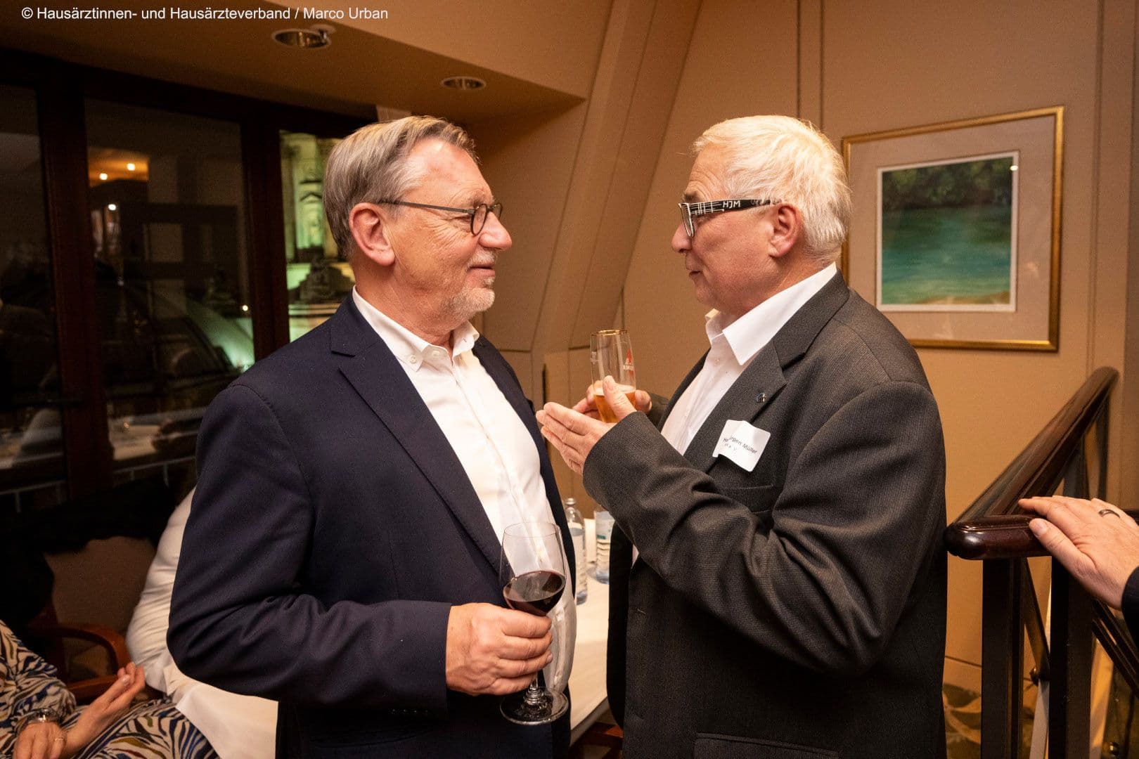 Hat viel zu erzählen: Hans-Jürgen Müller (IKK e.V.) (r.) mit Ulrich Weigeldt.