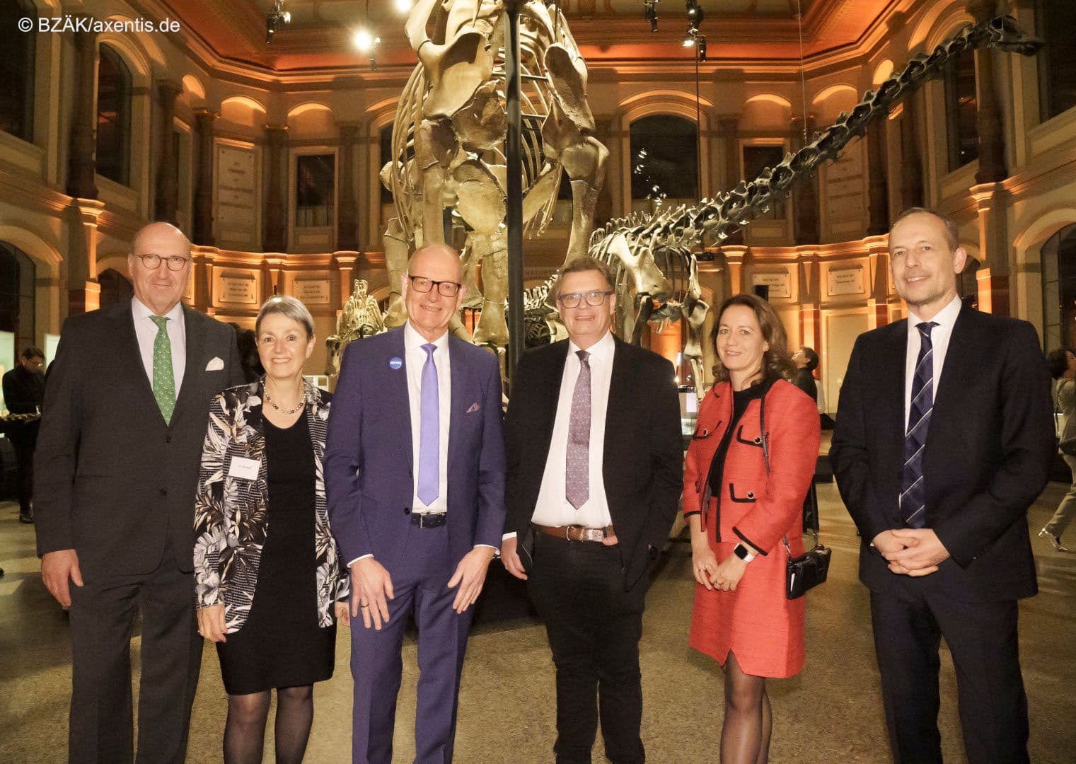 Die Gastgeber sind Karl-Georg Pochhammer, Ute Maier, Martin Hendges (alle KZBV) und Christoph Benz, Romy Ermler, Konstantin von Laffert (alle KZBV) (v.l.n.r.).