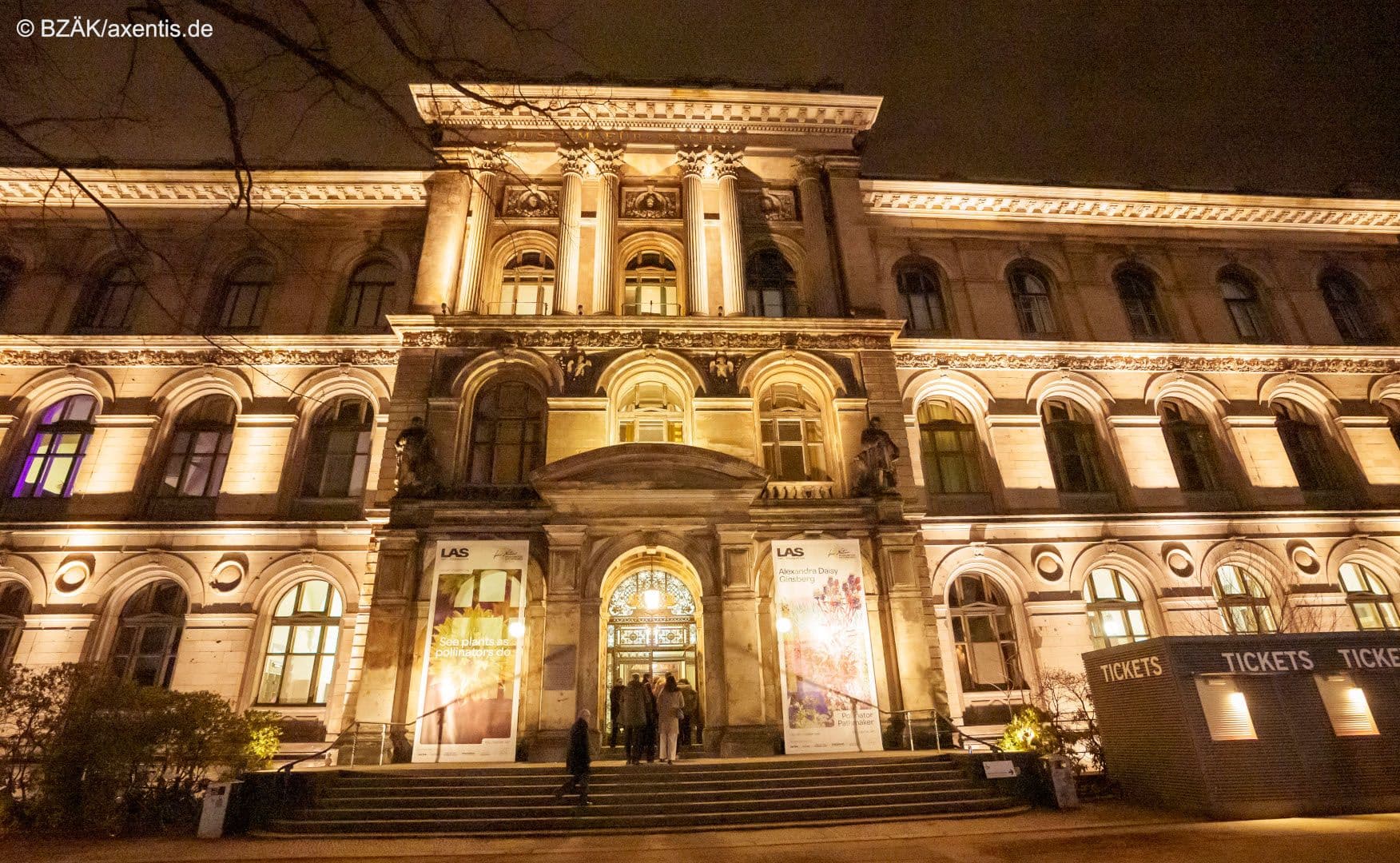 Bundeszahnärztekammer und KZBV bitten zum Neujahrsempfang in das Berliner Naturkundemuseum.