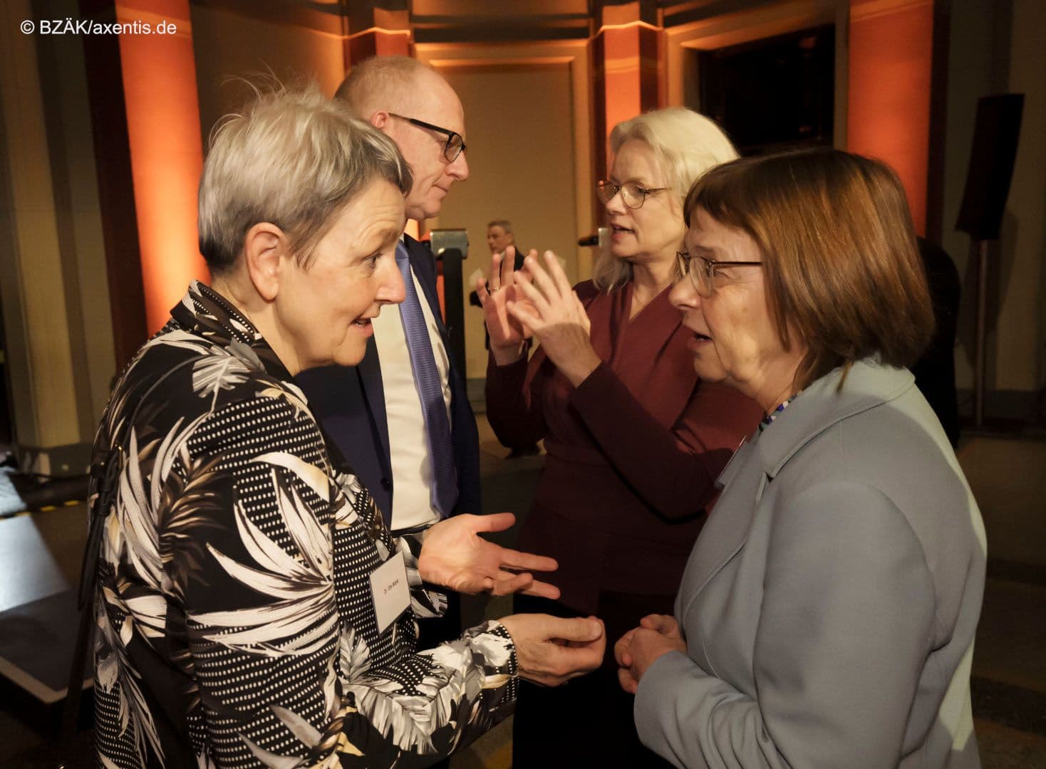 Viel zu erzählen haben sich Ute Maier (KZBV) (vorne l.) und Brandenburgs Gesundheitsministerin Ursula Nonnenmacher (Grüne) (vorne r.), Kirsten Kappert-Gonther MdB (Grüne) (r.) erklärt Martin Hendges (KZBV) so einiges.