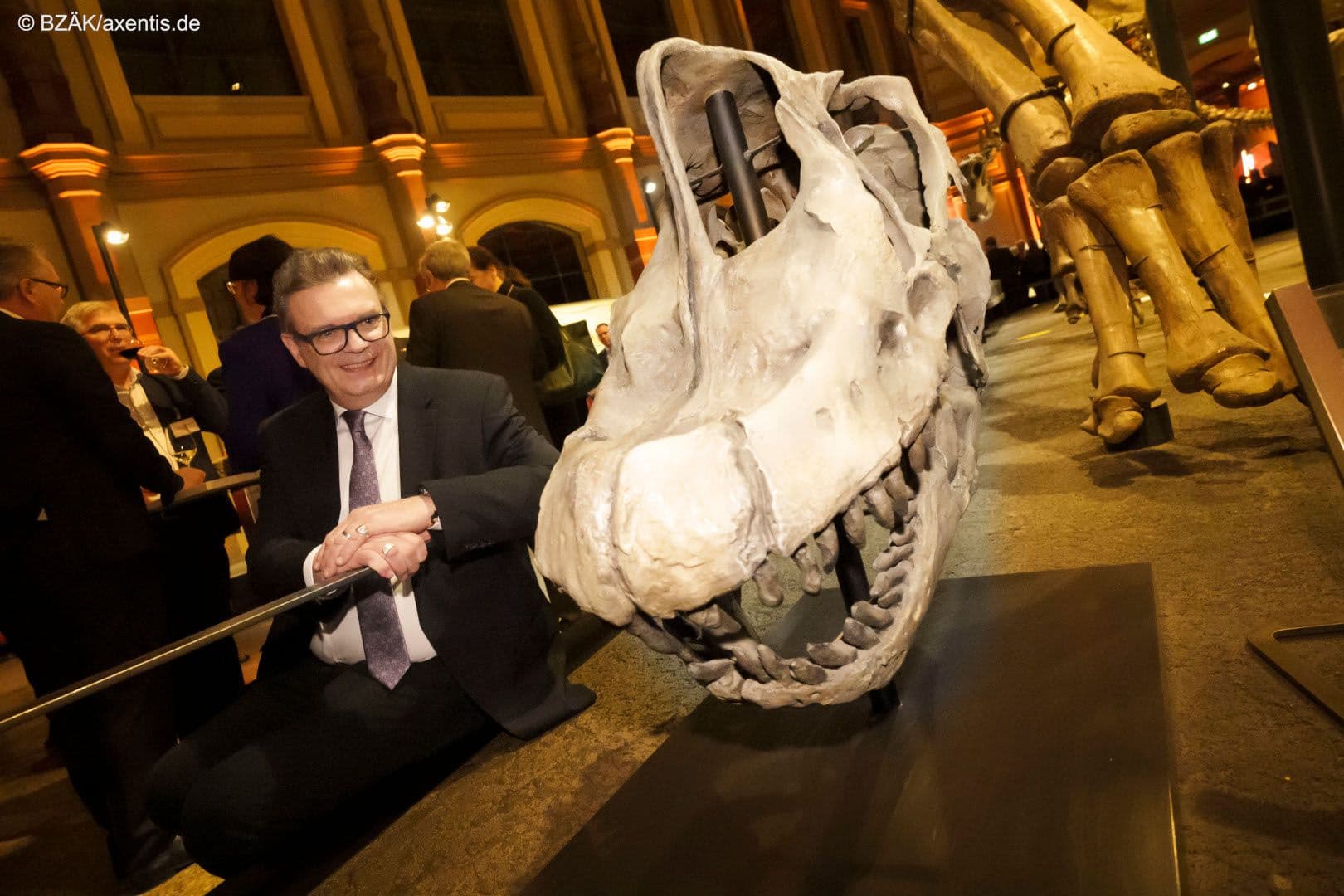 Bundeszahnärztekammer-Präsident Christoph Benz vor Dinosaurier „Oskar“, der wohl an Parodontose litt.