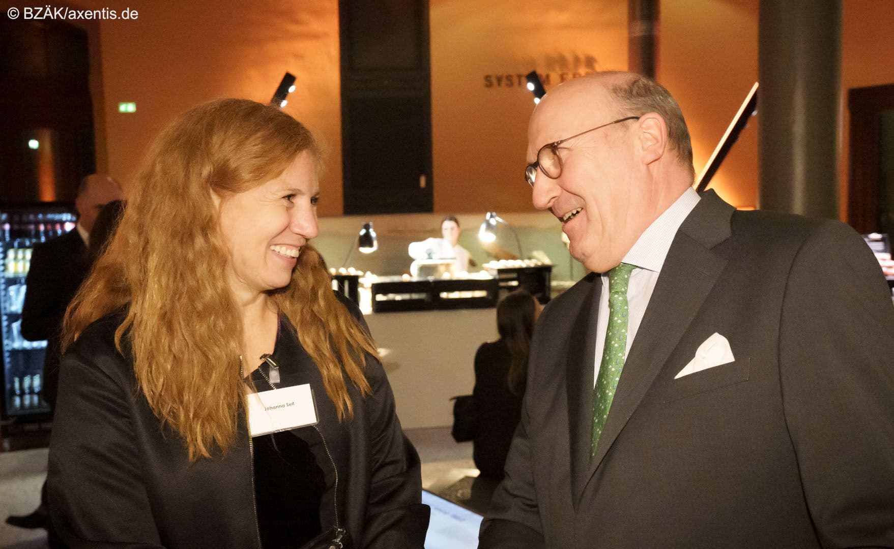 Johanna Sell (BMG) mit Karl-Georg Pochhammer (KZBV)