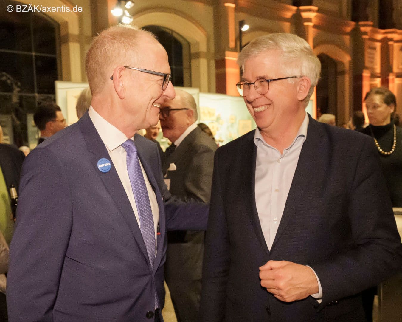 Martin Hendges (KZBV) (l.) und Andrew Ullmann MdB (FDP) verstehen sich.