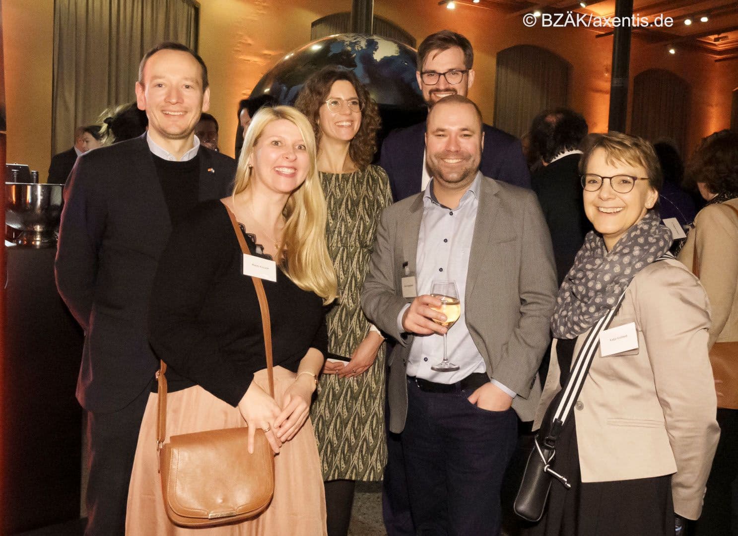 Albrecht Walther (Barmer), Maren Koczott (KBV), Sophie Kloppenburg (Bundeszahnärztekammer), Martin Müller (TK), Martin Degenhardt (FALK), Katja Kohfeld (BMG) (v.l.n.r.)