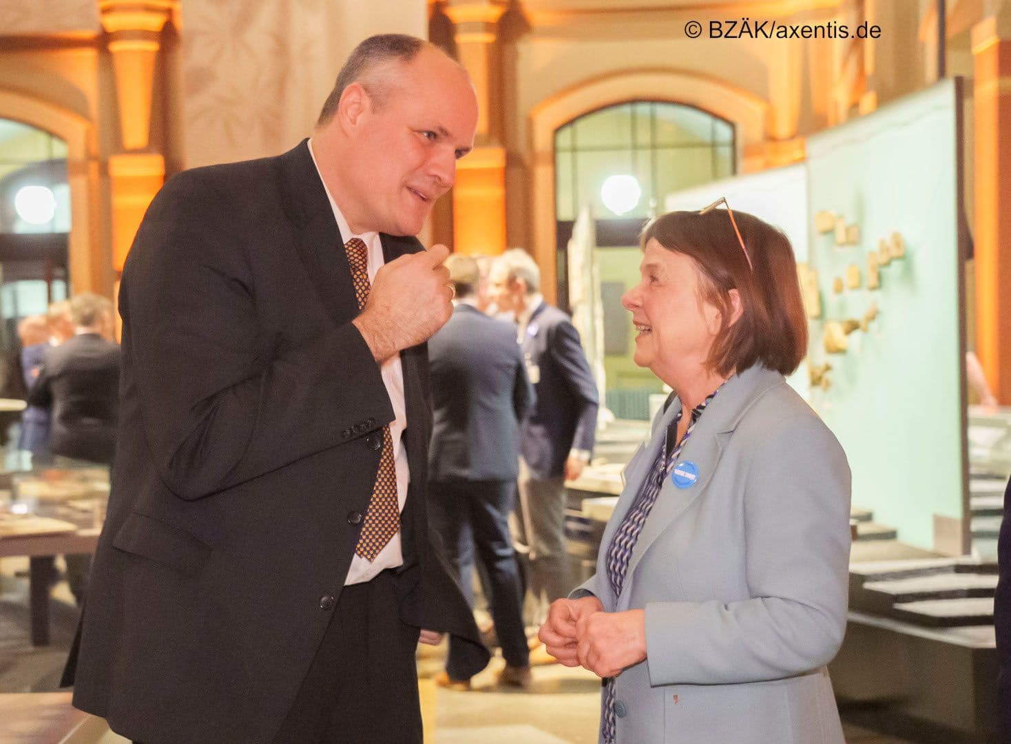 Endlich mal etwas zu lachen bei gesundheitspolitischen Gesprächen: Tjarko Schröder (Hausärztinnen- und Hausärzteverband) (l.) mit Brandenburgs Gesundheitsministerin Ursula Nonnenmacher (Grüne)