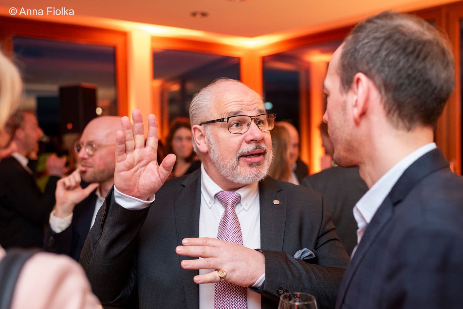 Georg Kippels MdB (CDU) erklärt Albrecht Walther (Barmer) gestenreich die politische Lage.
