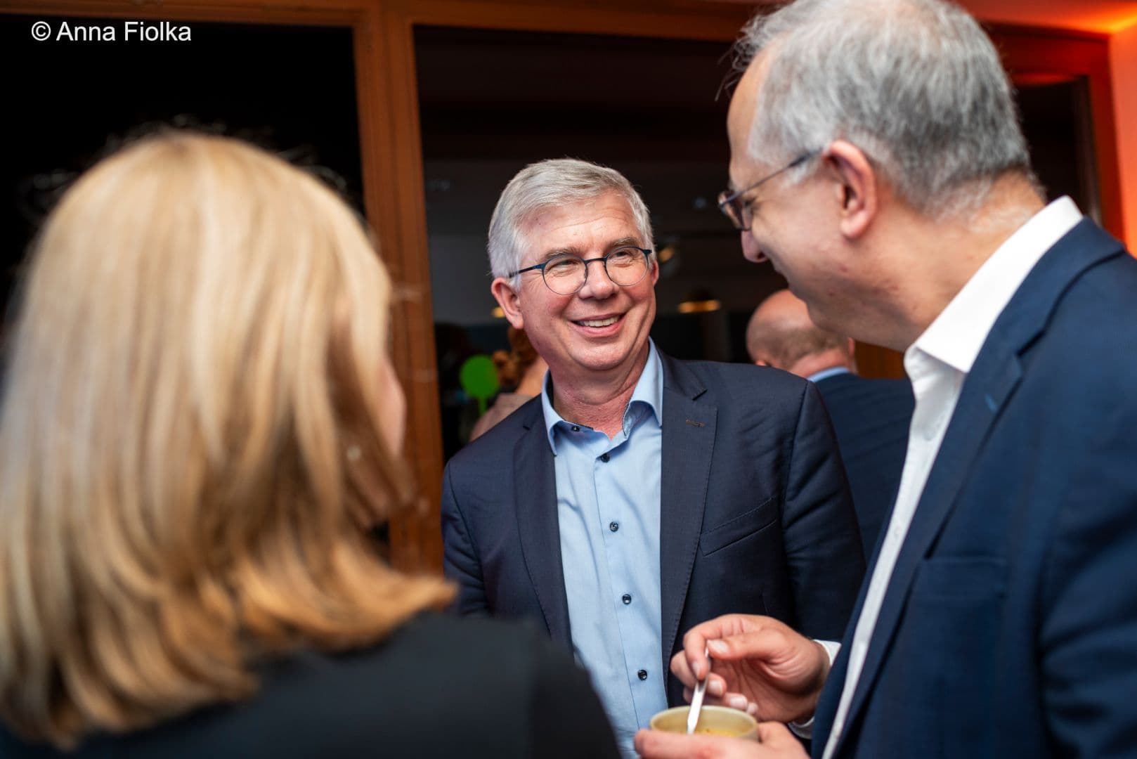 Andrew Ullmann MdB (FDP) (M.) amüsiert sich.