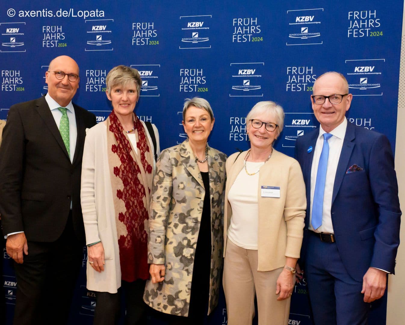 Frauen im Zentrum: Karl-Georg Pochhammer (KZBV), Karen Walkenhorst (TK), Ute Maier (KZBV), Andrea Benecke (BPtK), Martin Hendges (KZBV) (v.l.n.r.).