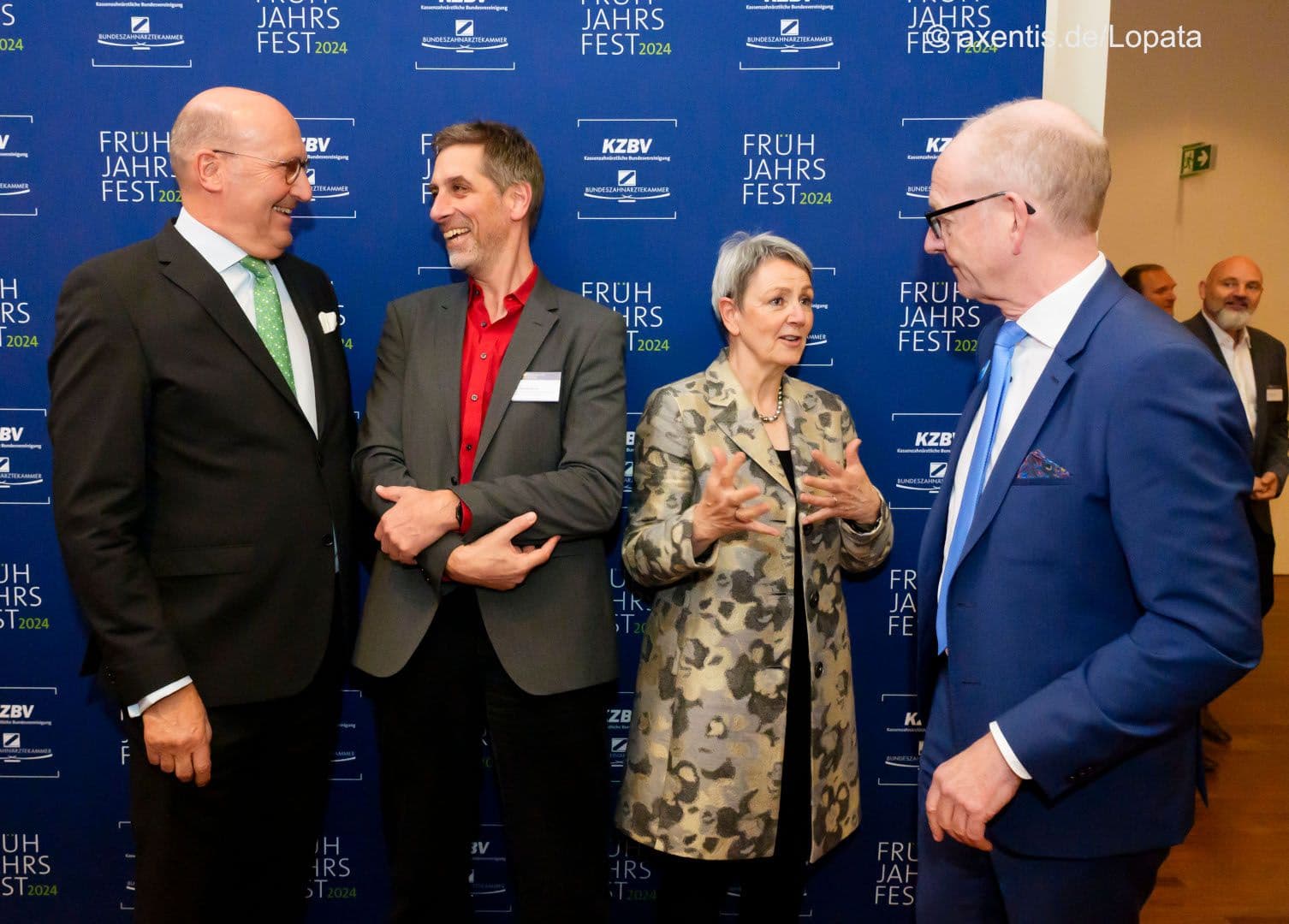 Plauderei am Eingang mit Karl-Georg Pochhammer (KZBV), Thomas Kaiser (IQWiG), Ute Maier, Martin Hendges (beide KZBV) (v.l.n.r.)