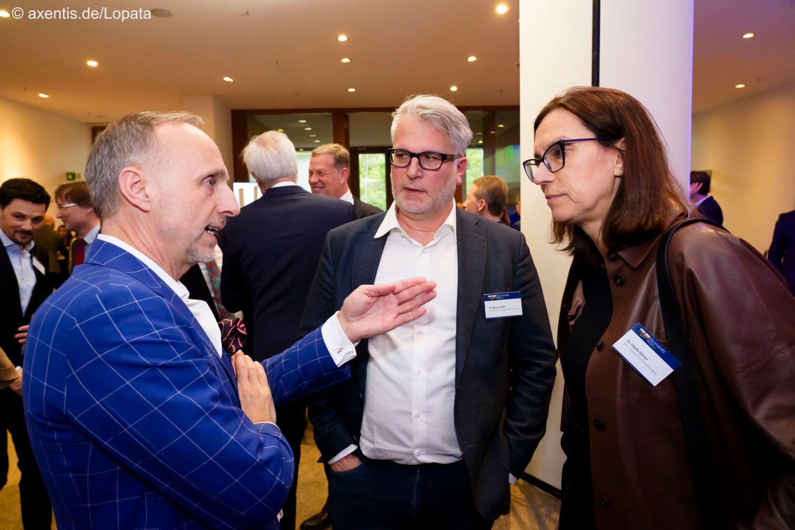 Stephan Hofmeister (KBV) in Erläuterungen mit Markus Beier (Hausärztinnen- und Hausärzteverband) und Sybille Steiner (KBV) (v.l.n.r.)