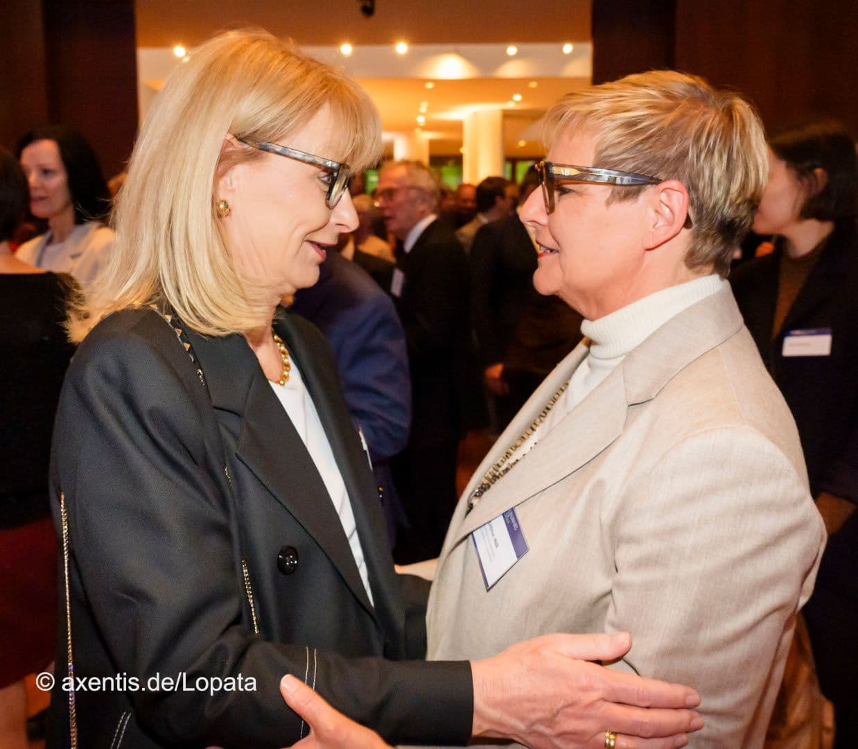Zwei, die sich aus der Politik lange kennen: Karin Maag (G-BA) (l.), BMG-Staatssekretärin Sabine Dittmar.