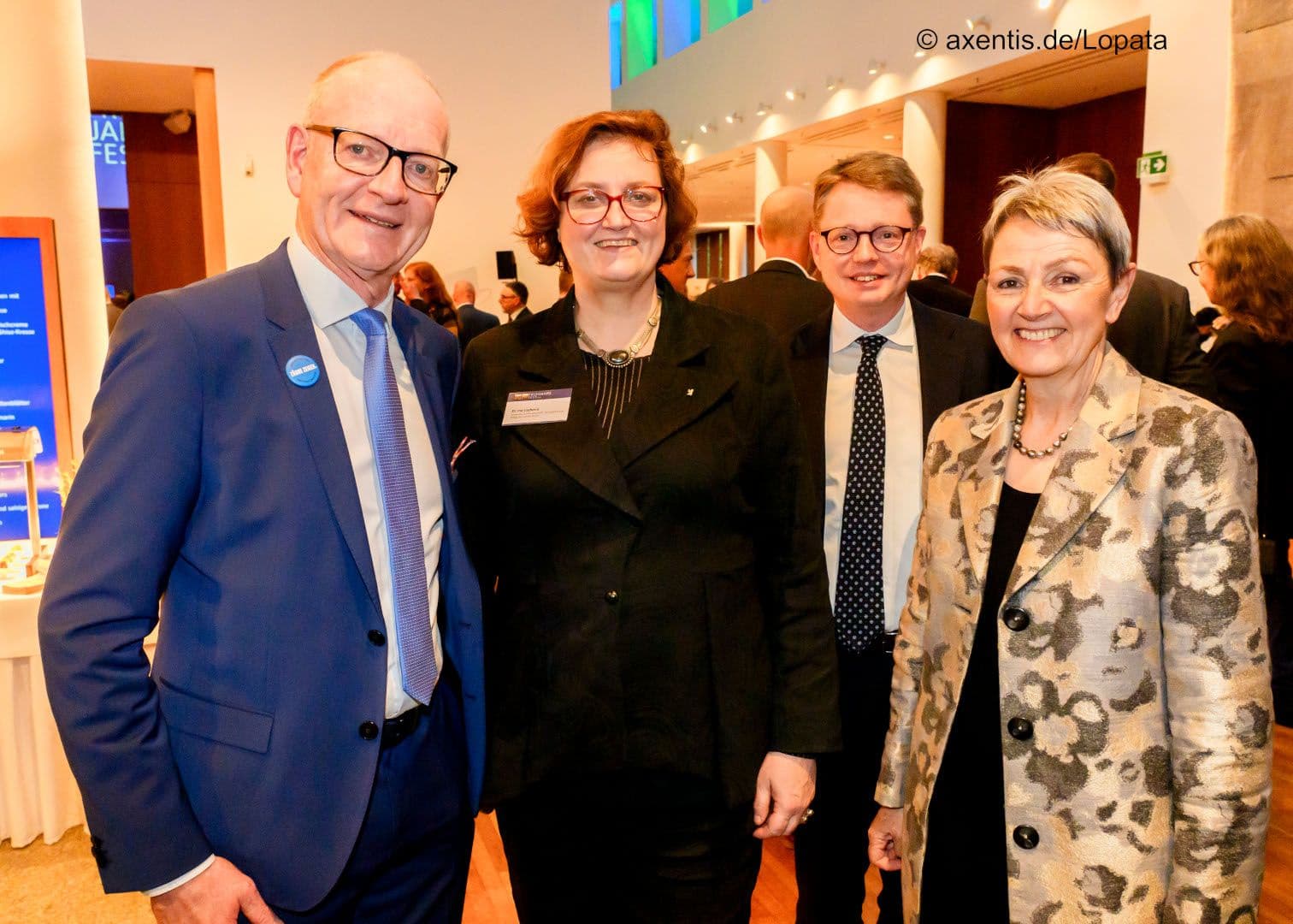Martin Hendges (KZBV), Berlins Gesundheitssenatorin Ina Czyborra, Florian Reuther (PKV-Verband), Ute Maier (KZBV) (v.l.n.r.)