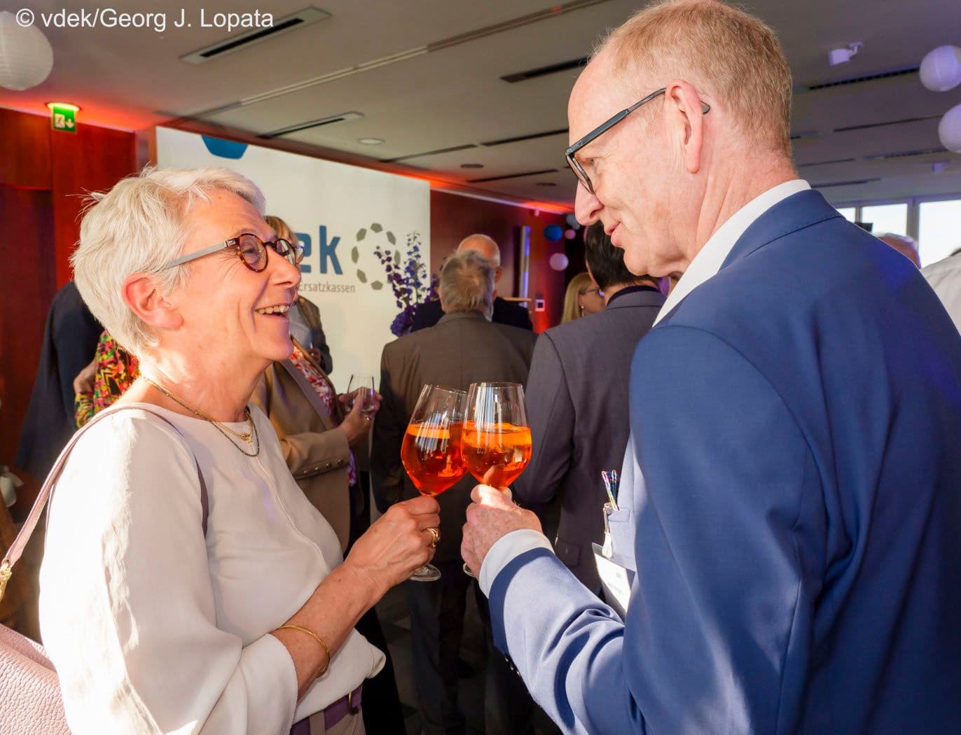 Na dann Prost: Monika Lelgemann (G-BA) und Martin Hendges (KZBV)
