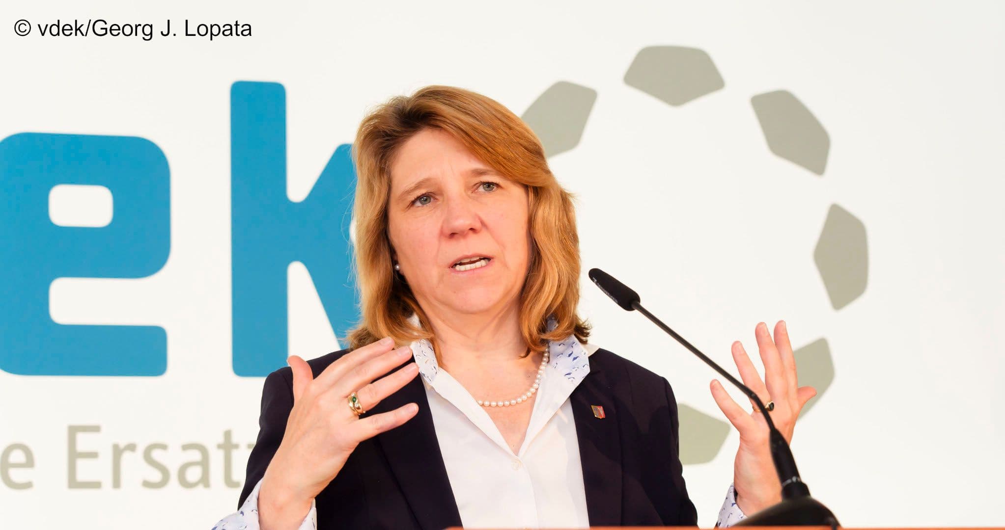 Kerstin von der Decken ergreift das Wort als GMK-Vorsitzende.